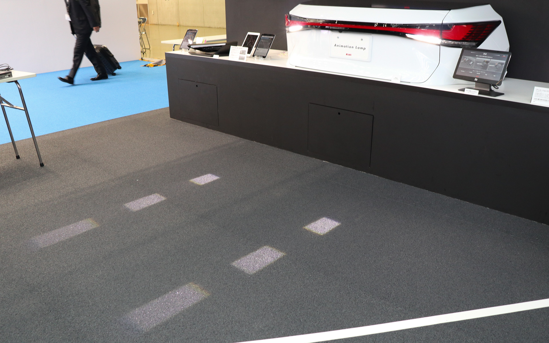 後退出庫などを知らせるライトは後退灯に内蔵する