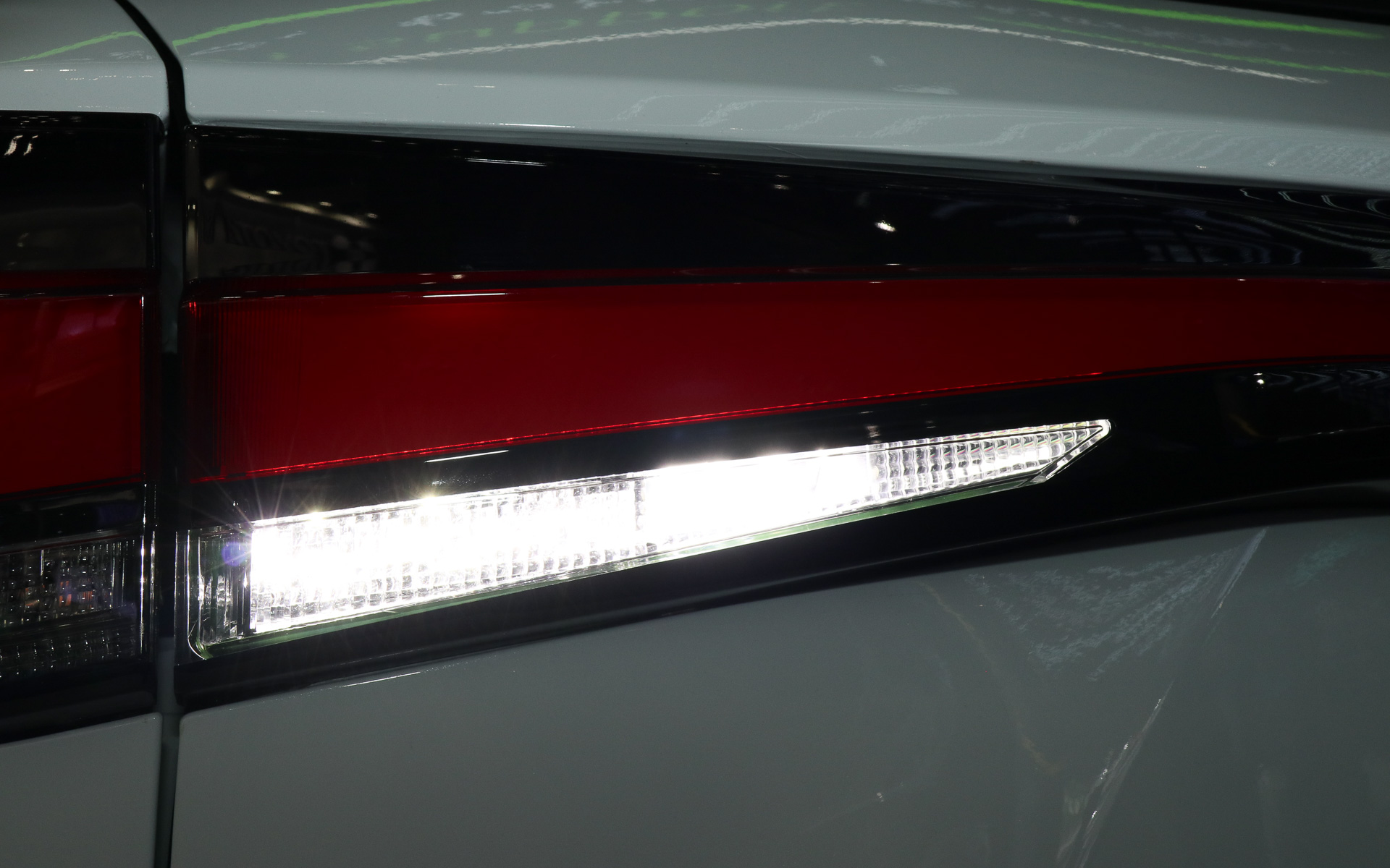 後退出庫などを知らせるライトは後退灯に内蔵する