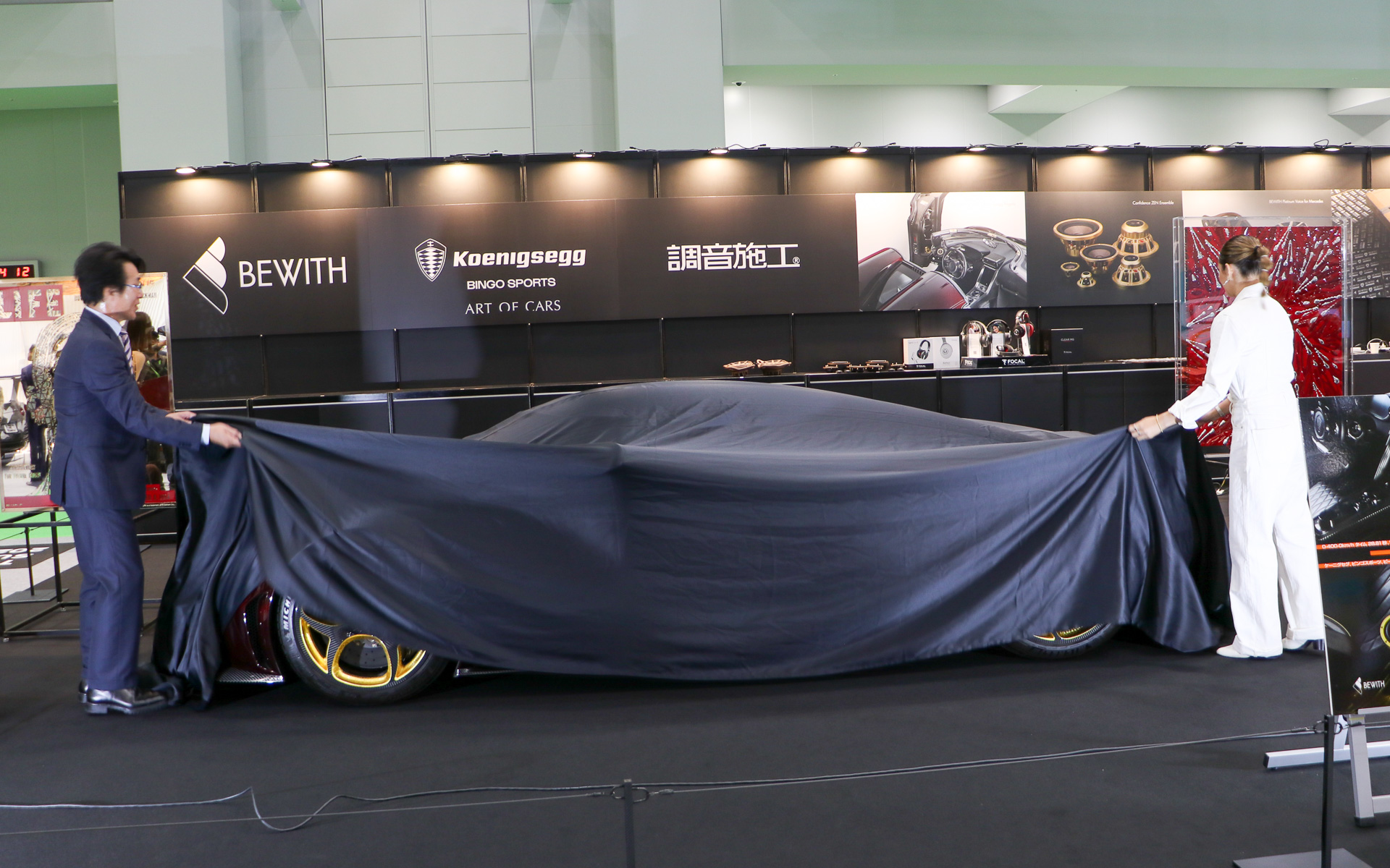 ボディサイズは4560×2050×1110mm（全長×全幅×全高）、ホイールベースは2662mm、乾燥重量1420kg、車速に応じて最低地上高は自動で調整され、低速時は105mm、サーキットモードでは85mmとなるほか、段差を避けるためのフロントリフティングシステムを作動させると150mmまで上げられる