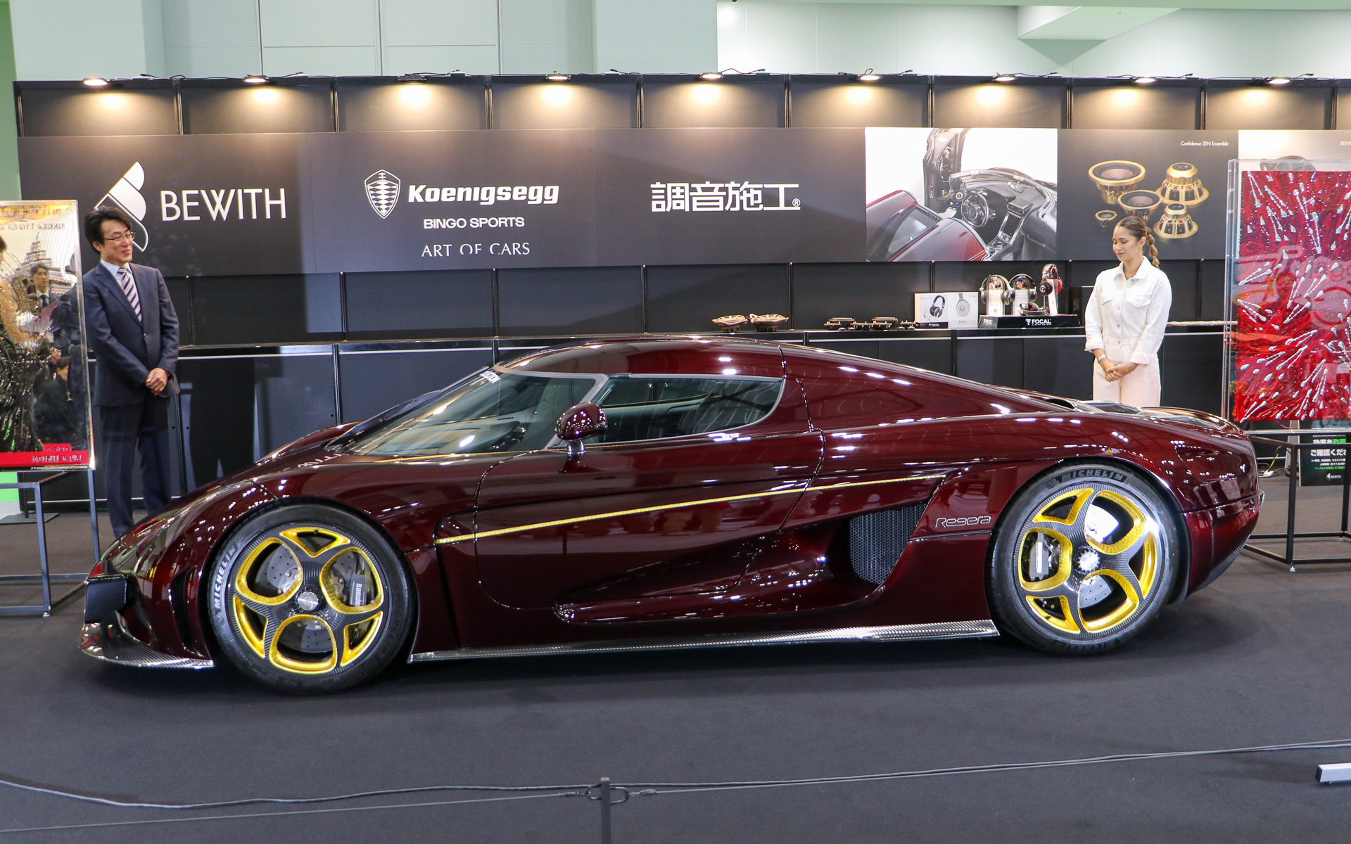 ボディサイズは4560×2050×1110mm（全長×全幅×全高）、ホイールベースは2662mm、乾燥重量1420kg、車速に応じて最低地上高は自動で調整され、低速時は105mm、サーキットモードでは85mmとなるほか、段差を避けるためのフロントリフティングシステムを作動させると150mmまで上げられる