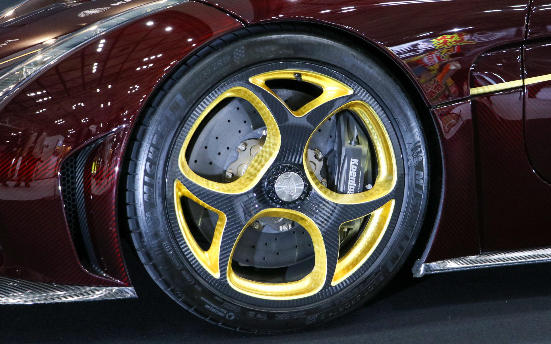 タイヤはミシュランの「パイロットスポーツ 4 S」で、サイズはフロントが275/35ZR19、リアが345/30ZR20。オプションで「パイロットスポーツ カップ 2」も選べる