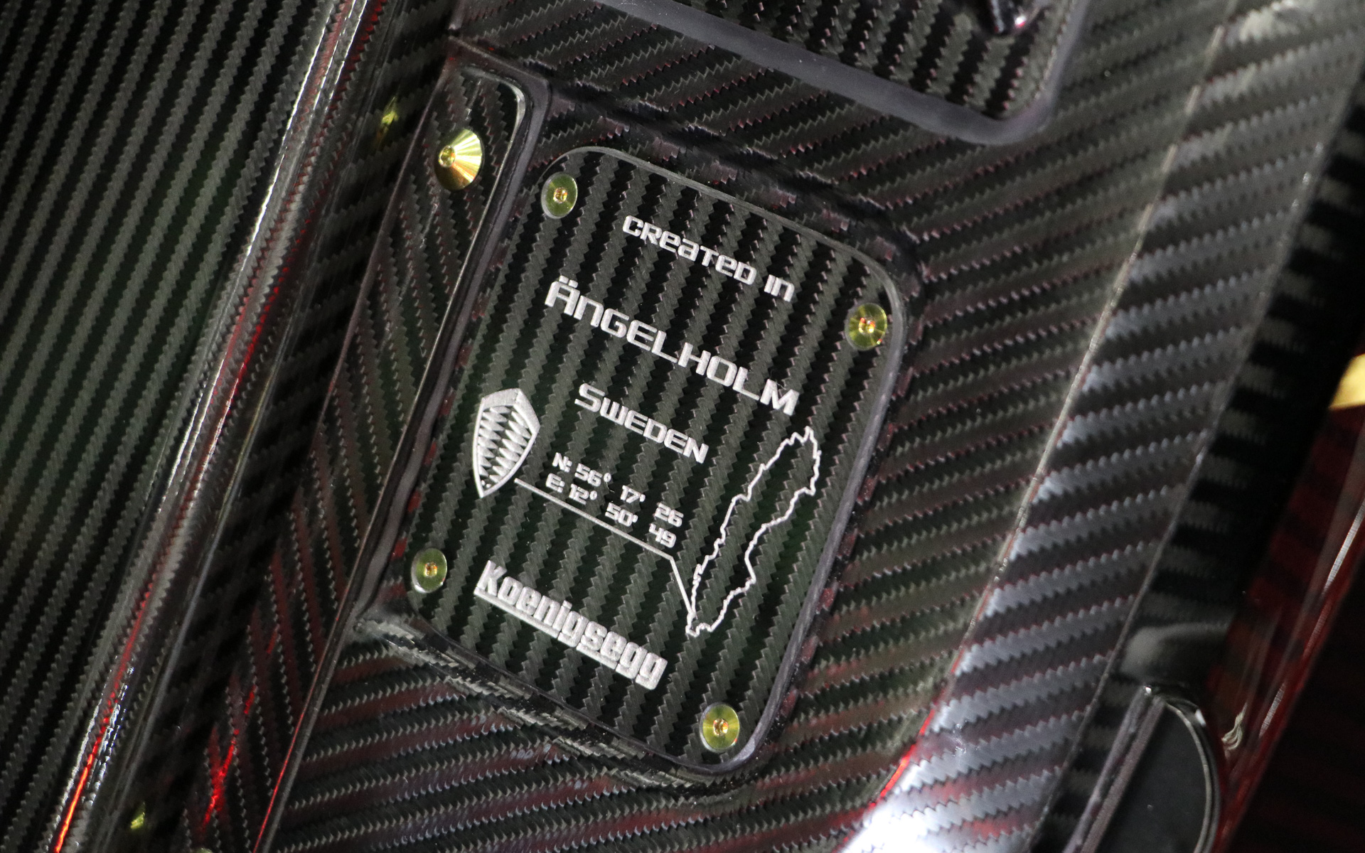 ケーニグセグの生産工場の場所を示したプレートが配されている