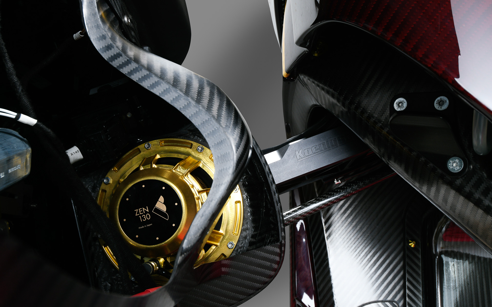 実際にはカバーが装着されているためスピーカー本体は見えない