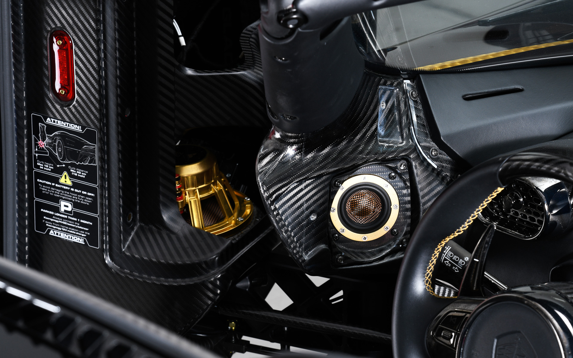 実際にはカバーが装着されているためスピーカー本体は見えない