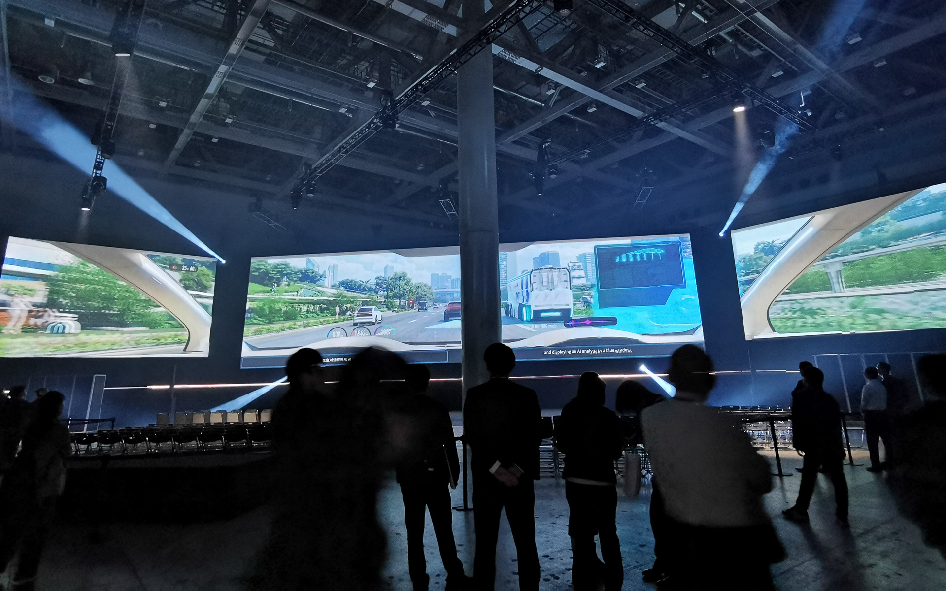 東京ビッグサイトで開催されている「ジャパンモビリティショー2023」がいよいよ明日から一般公開となる。写真は主催者プログラム「東京フューチャーツアー」のオープニングムービー