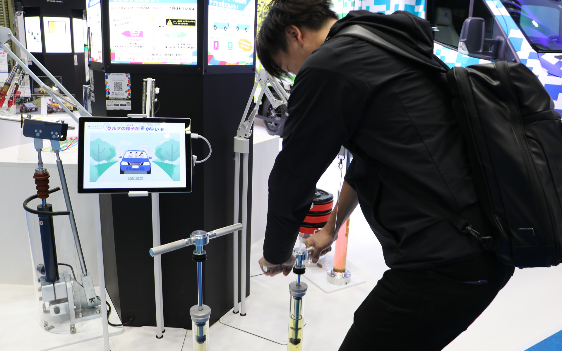 カヤバブースでは油圧の原理などを学べる