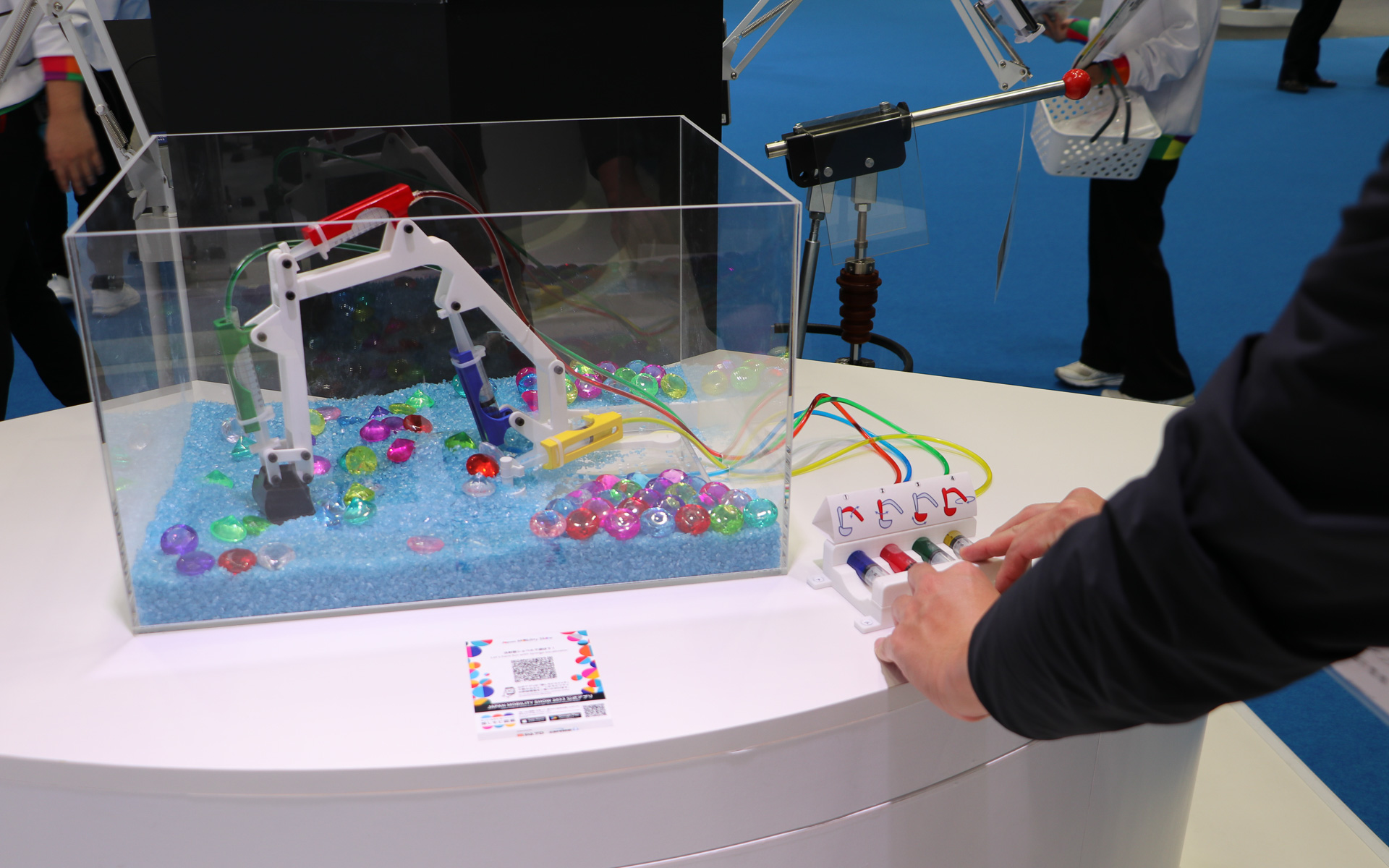 カヤバブースでは油圧の原理などを学べる