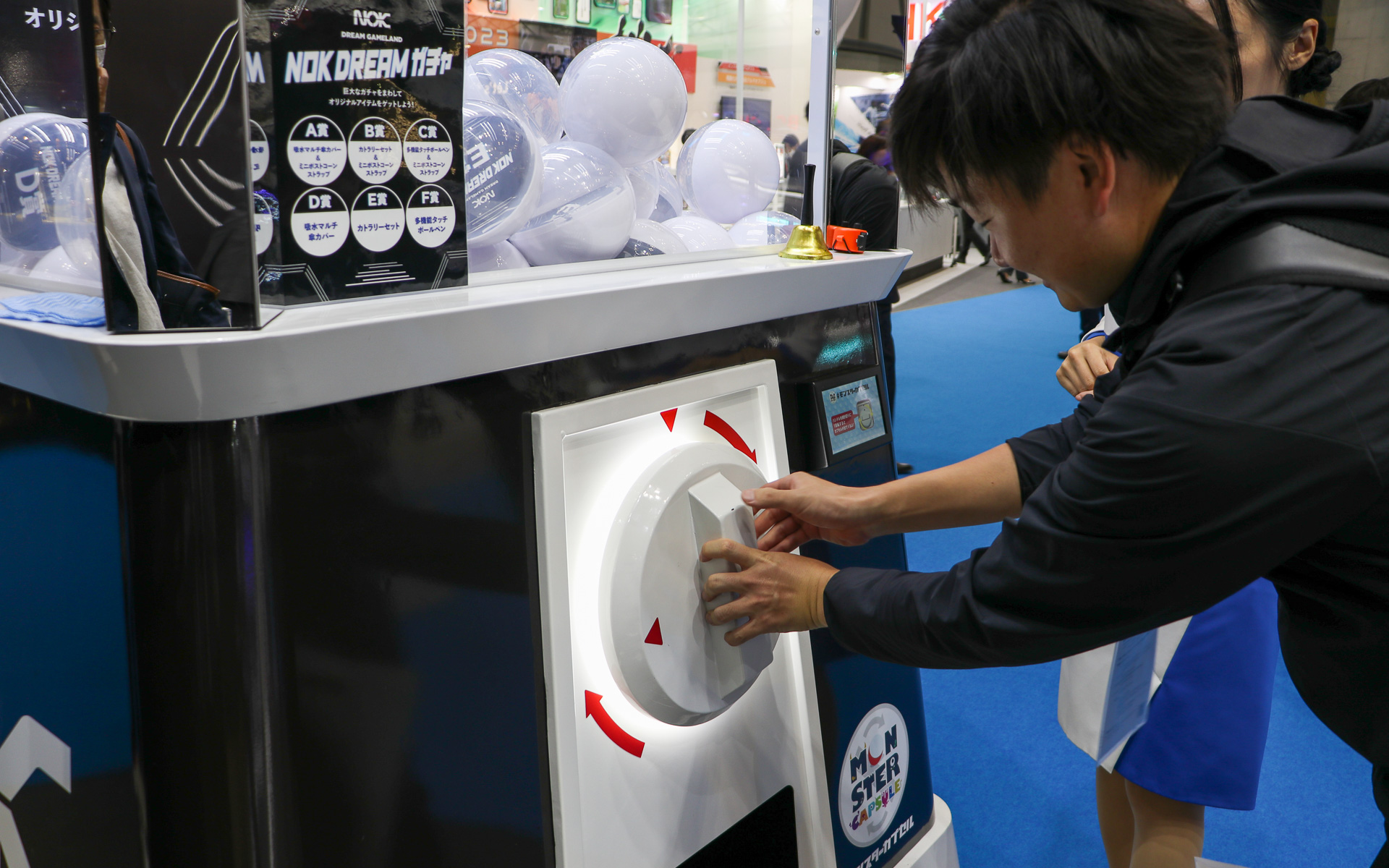 NOKブースには巨大ガチャが出現。誰でも回せて景品がもらえる