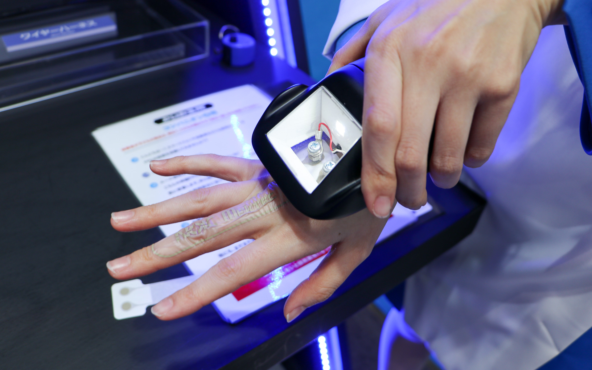 ほかにも、手などに貼り、曲がったり伸ばしても通電できる「ストレッチャブルFPC」の体感も可能