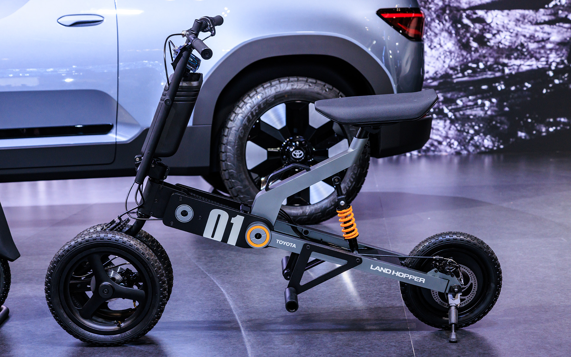 前2輪、後1輪の3輪タイプ。バッテリはステアリング下部