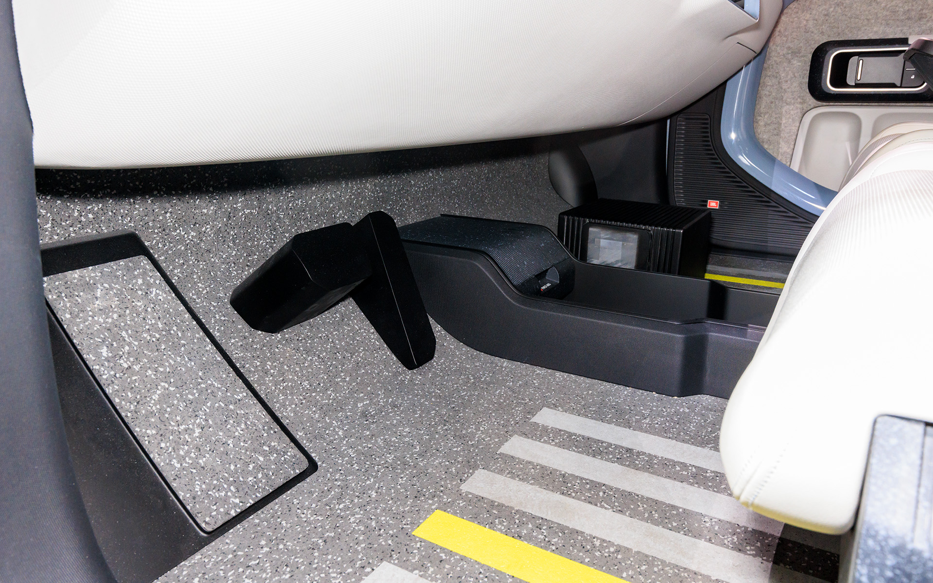 BEVのため足下はフラット