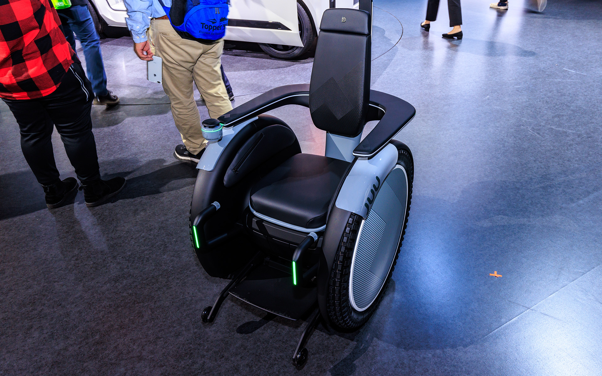 走破性とデザイン性を兼ね備えた電動車いすタイプの「JUU」。クルマで利用されているモーターを採用しており最大16cmの階段でも昇降可能となっている