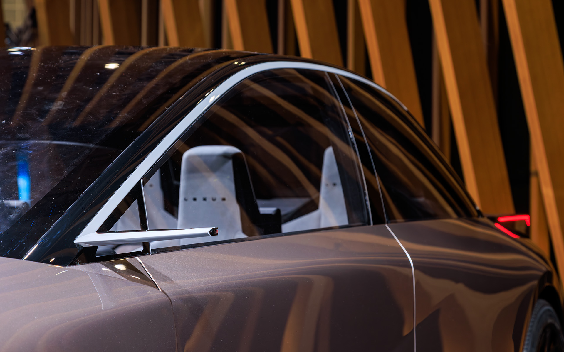 サイドミラーはカメラを使ったデジタルタイプ