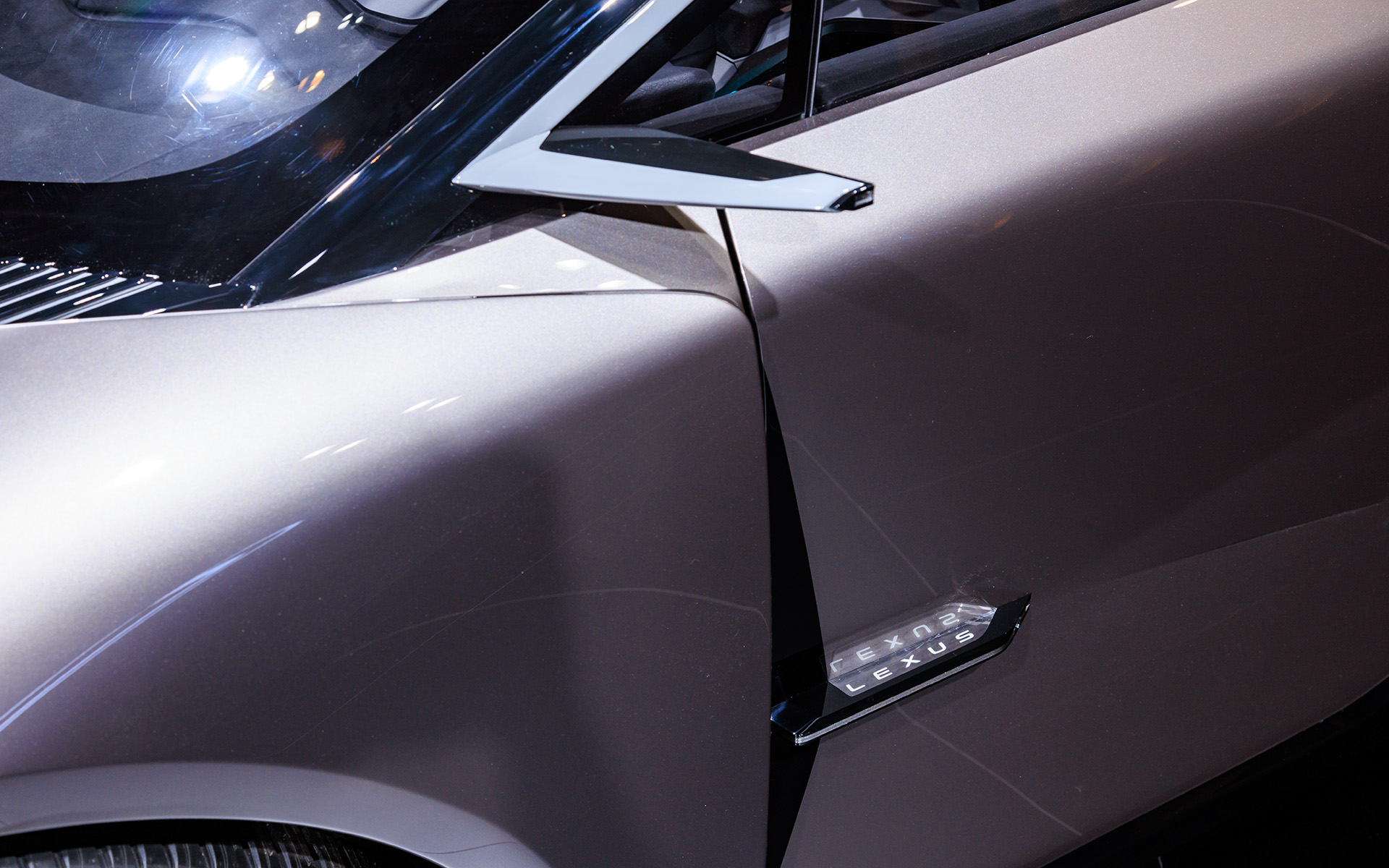 ドアのオーナメント部分にも後方を向くカメラを内蔵している