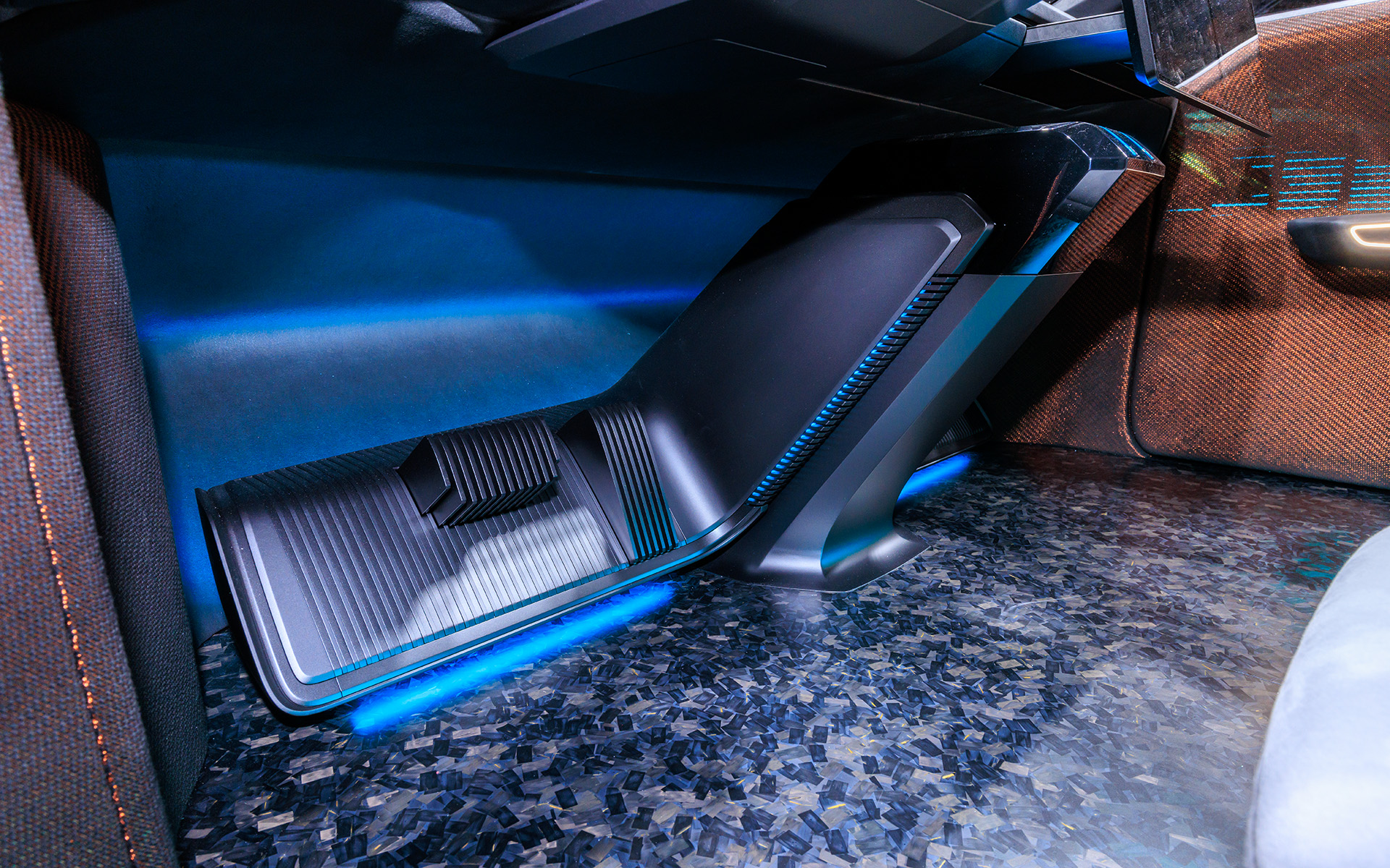 フラットなフロアにアクセルとブレーキが並ぶ