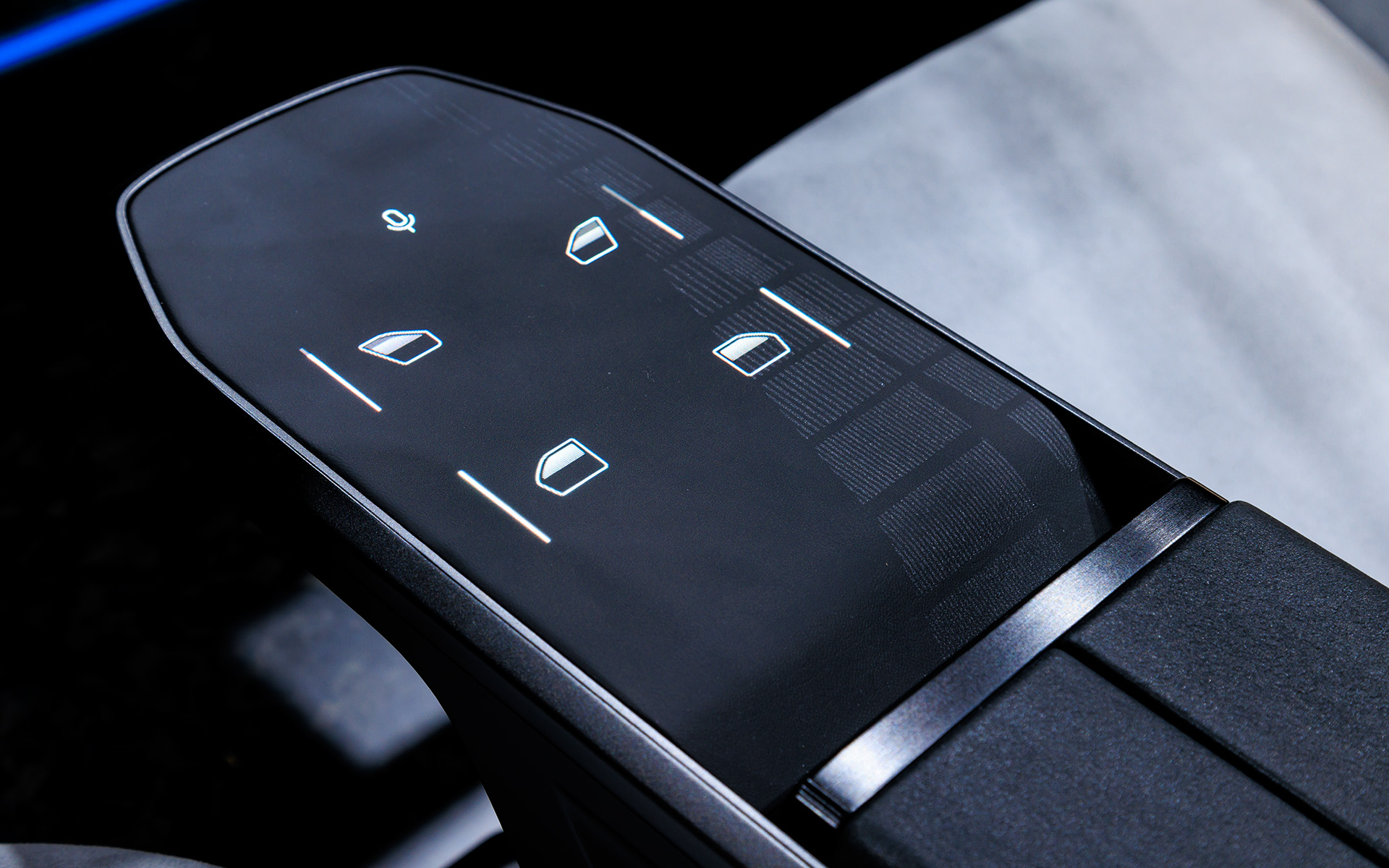 パワーウィンドウもタッチスイッチ