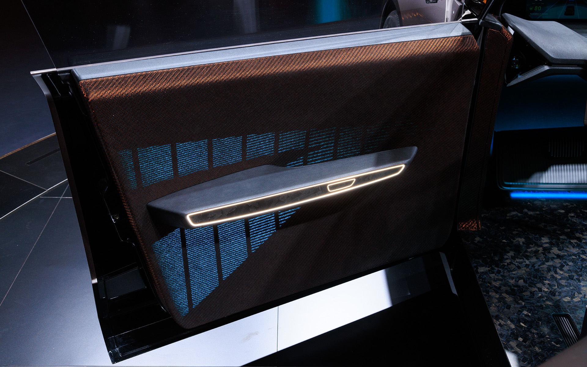 ドアトリムにも照明が埋め込まれている