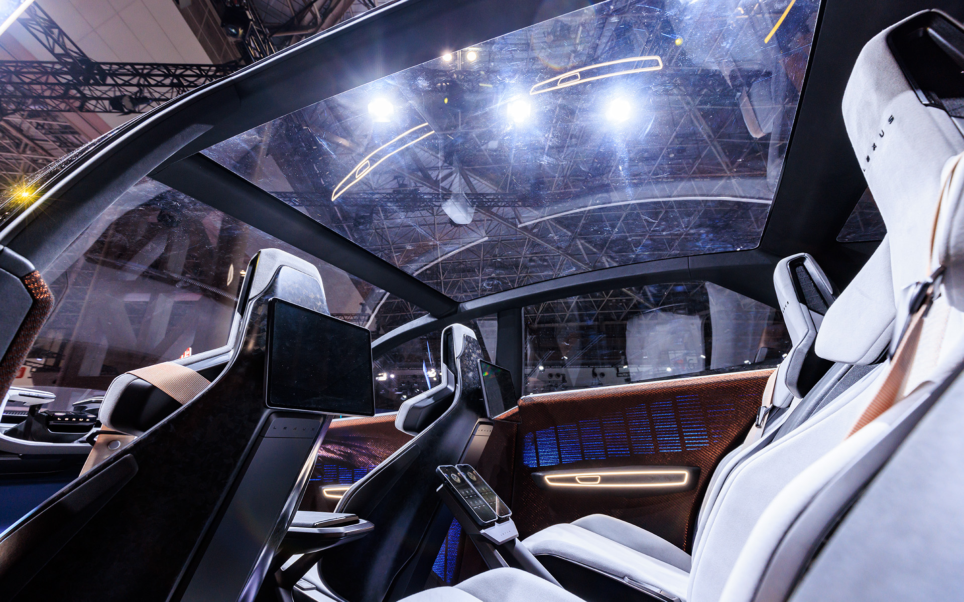 ガラスルーフにより開放感満点