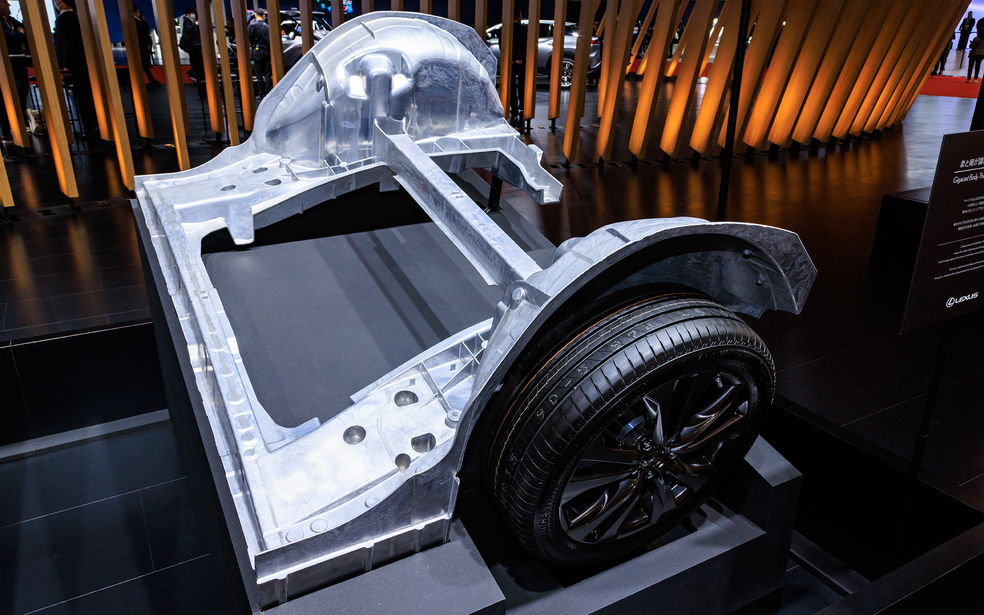 次世代BEVではフロント、センター、リアの3分割モジュール構造「ギガキャスト」を採用。これはリア部分