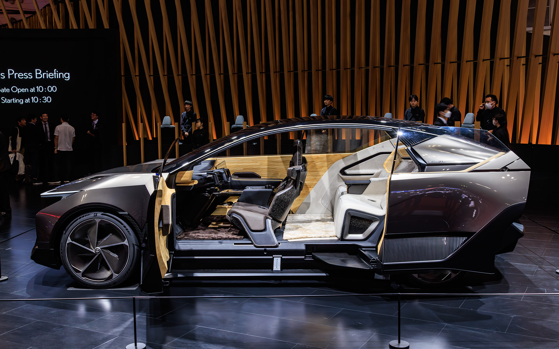 フロントはヒンジドア、リアはスライドドアとすることで乗降性を向上