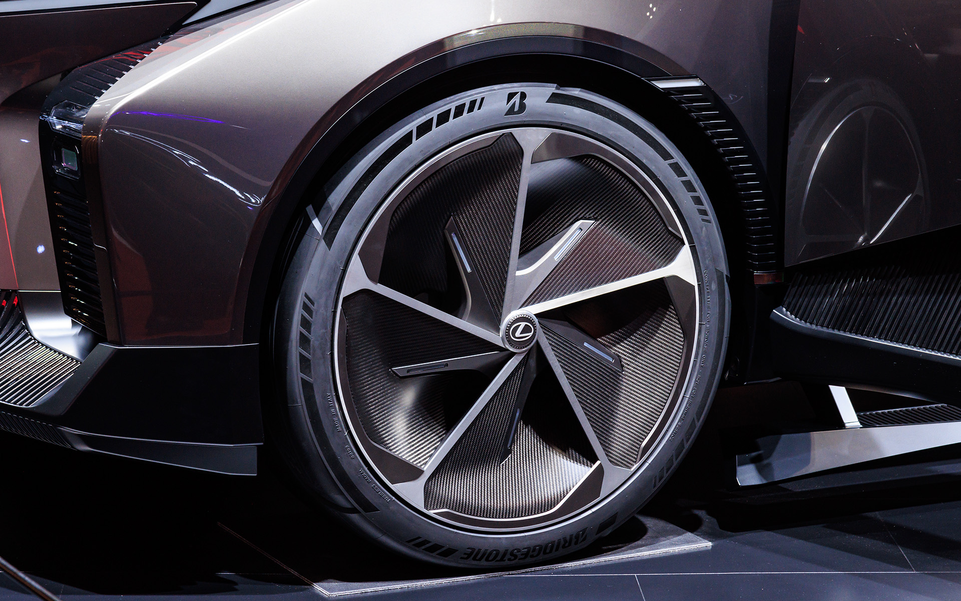 ホイールにも照明を内蔵