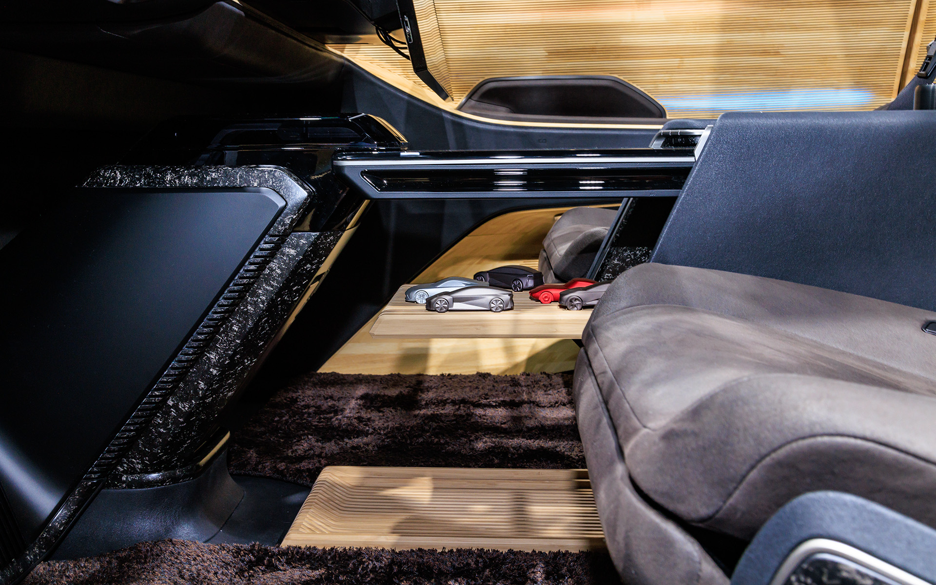 機械部分がないためスッキリしたセンターコンソール下