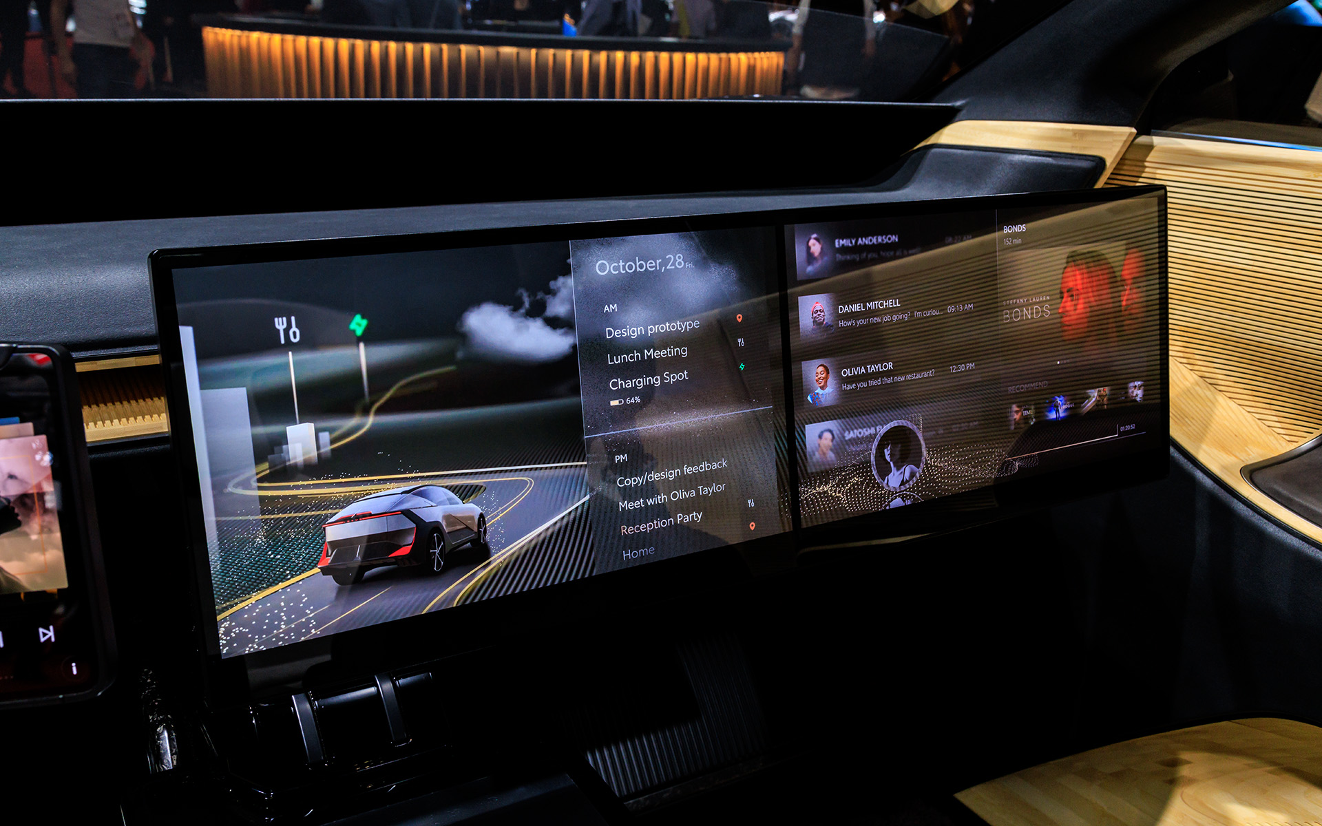 助手席側には大型モニターを装備。エンタメの再生やオープンプラットフォームのアプリ利用などが行なえる