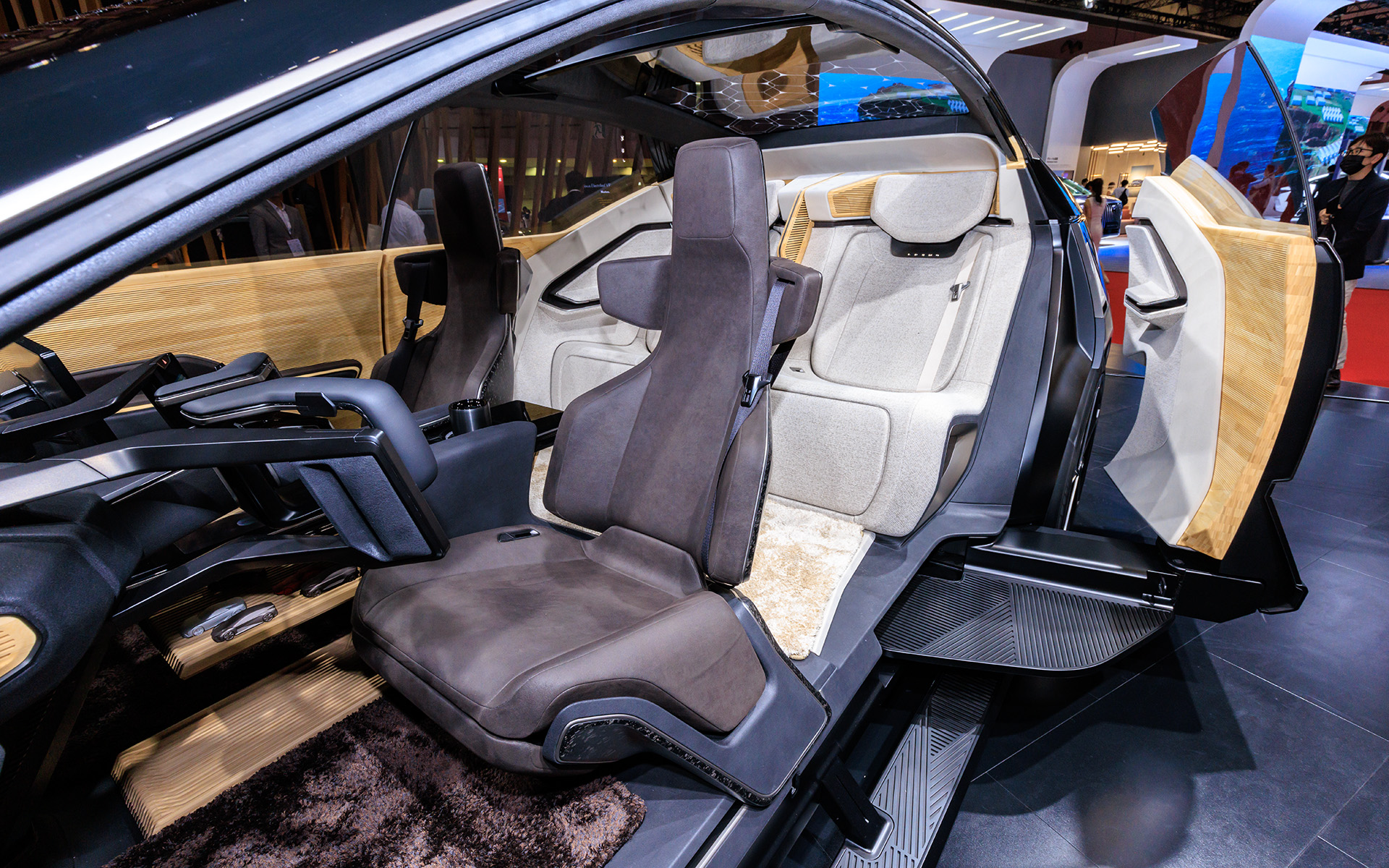 ヒンジドアとスライドドアのコンビネーションによりセンターピラーレス構造を実現。フロントのみ、リアのみの開閉も可能