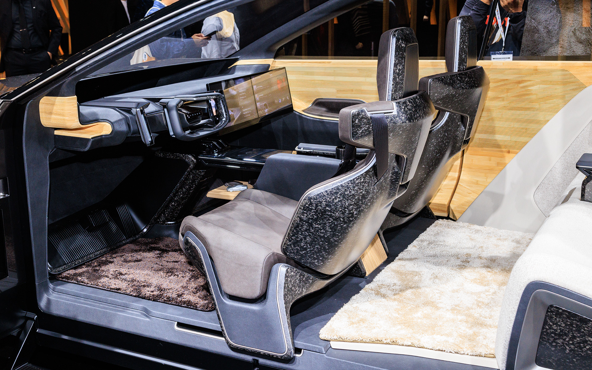 フロントシート背面にも竹が利用されている