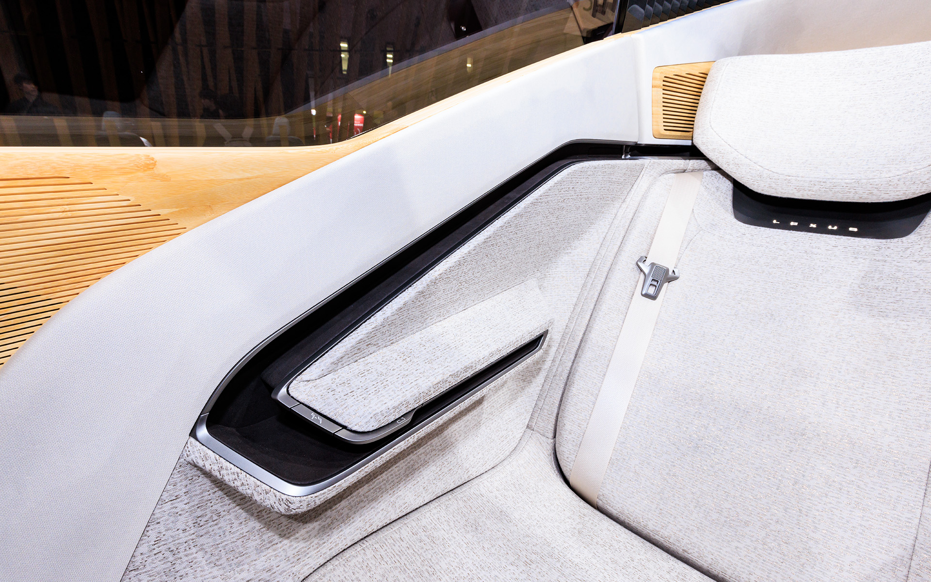 アームレストにドアやシート調整のスイッチを配置