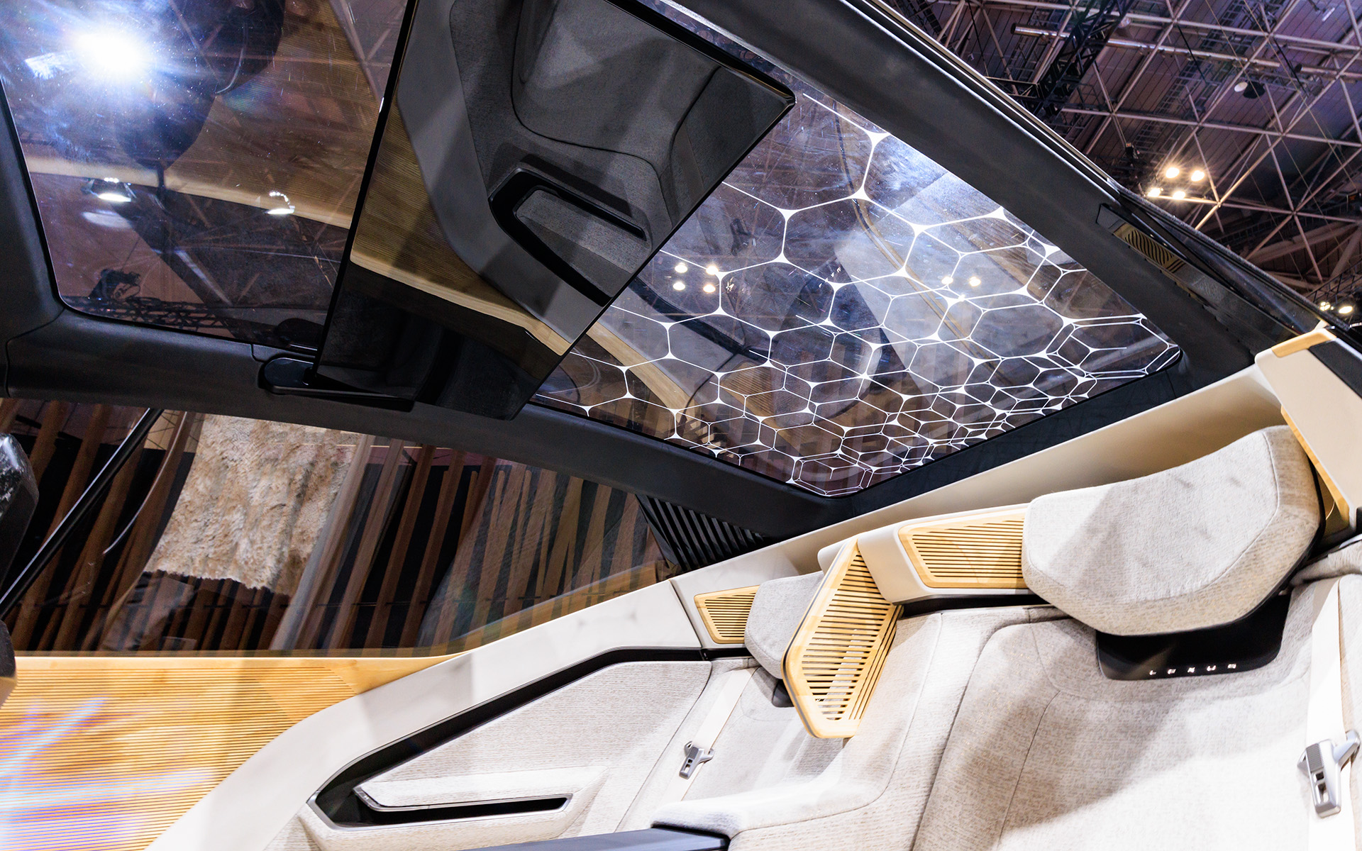 ガラスルーフには太陽電池パネルのほか六角形のパーツごとに調光できる機能を採用。ランダムに調光により木漏れ日のような演出も想定する