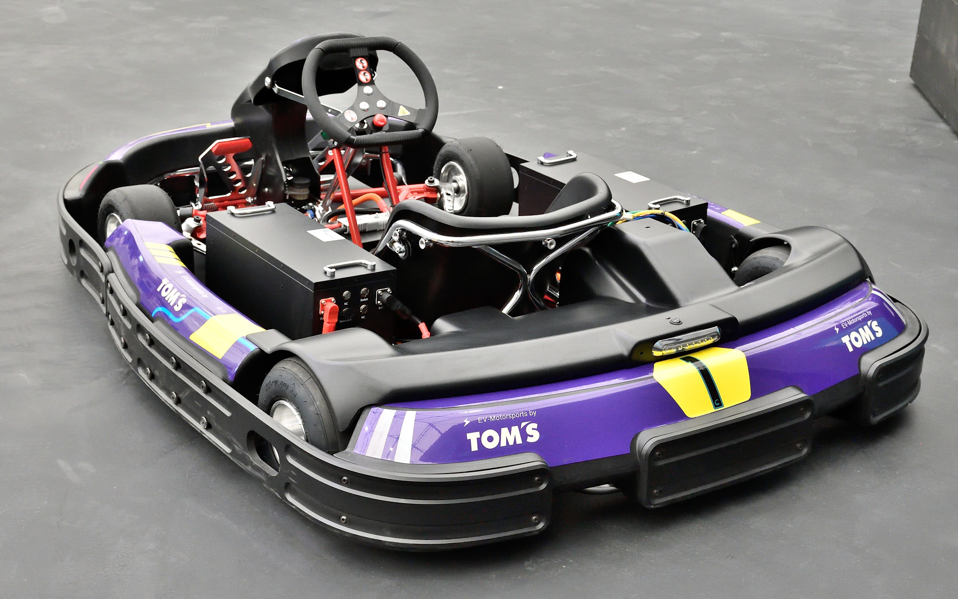 EVカートは「静音」「排出ガスなし」「デジタル制御」という特性を持つことで、騒音の軽減、環境負荷の低減、安全性の向上を実現でき、今まで郊外という立地に限られていたサーキットを都市部に作ることを可能にした