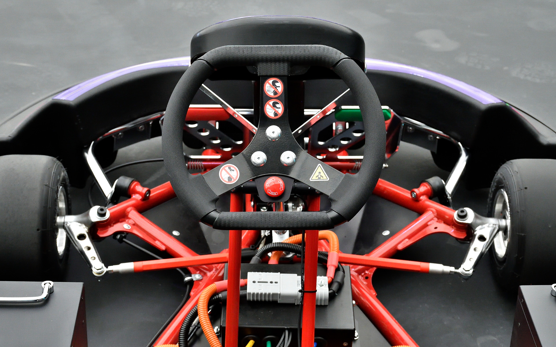 EVカートは「静音」「排出ガスなし」「デジタル制御」という特性を持つことで、騒音の軽減、環境負荷の低減、安全性の向上を実現でき、今まで郊外という立地に限られていたサーキットを都市部に作ることを可能にした