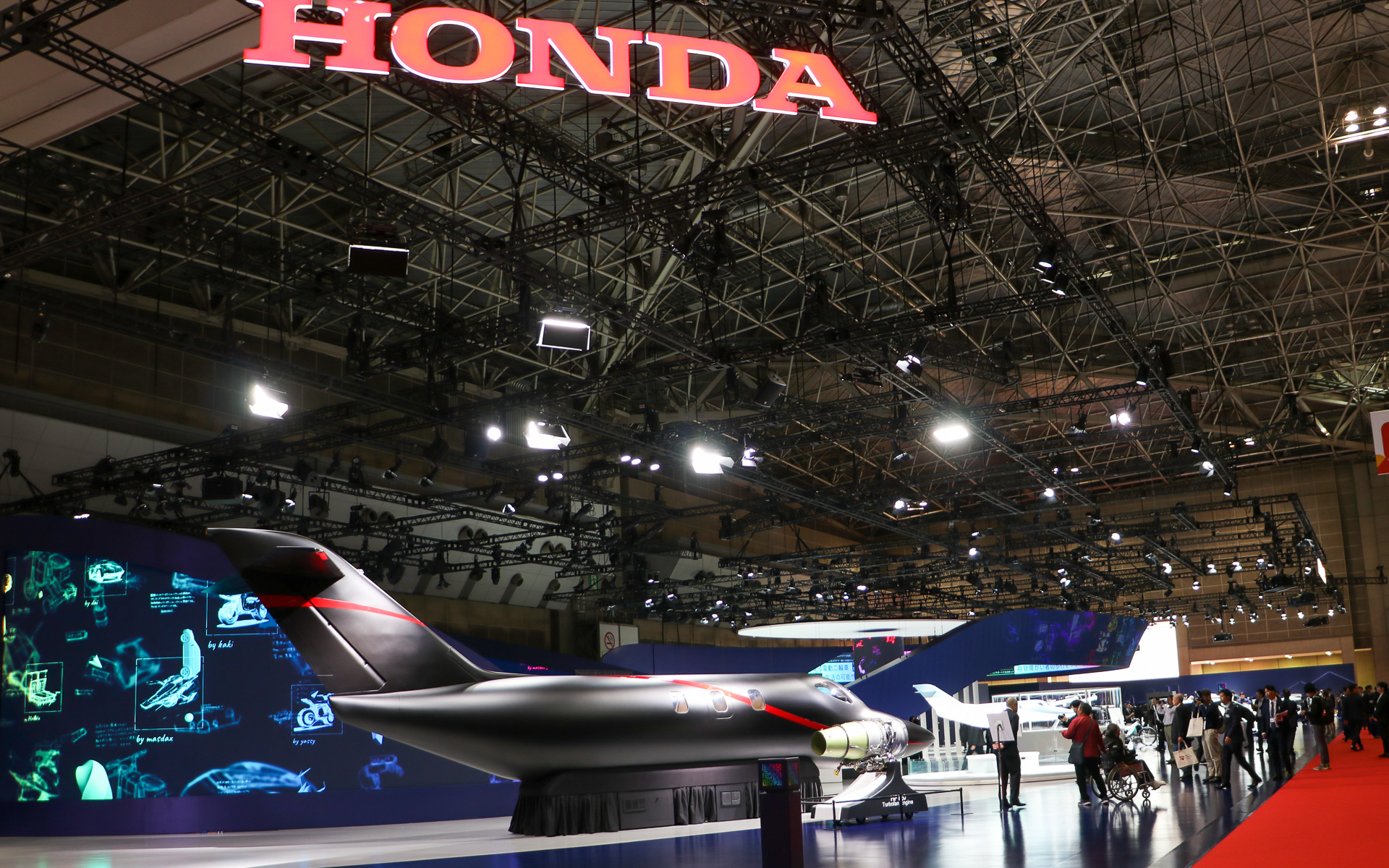 ブース左端には実物大サイズの新型ビジネスジェット機「Honda Jet EliteII」インテリアモックアップが展示されていて、キャビンやコクピットに乗り込むことも可能（事前予約制）