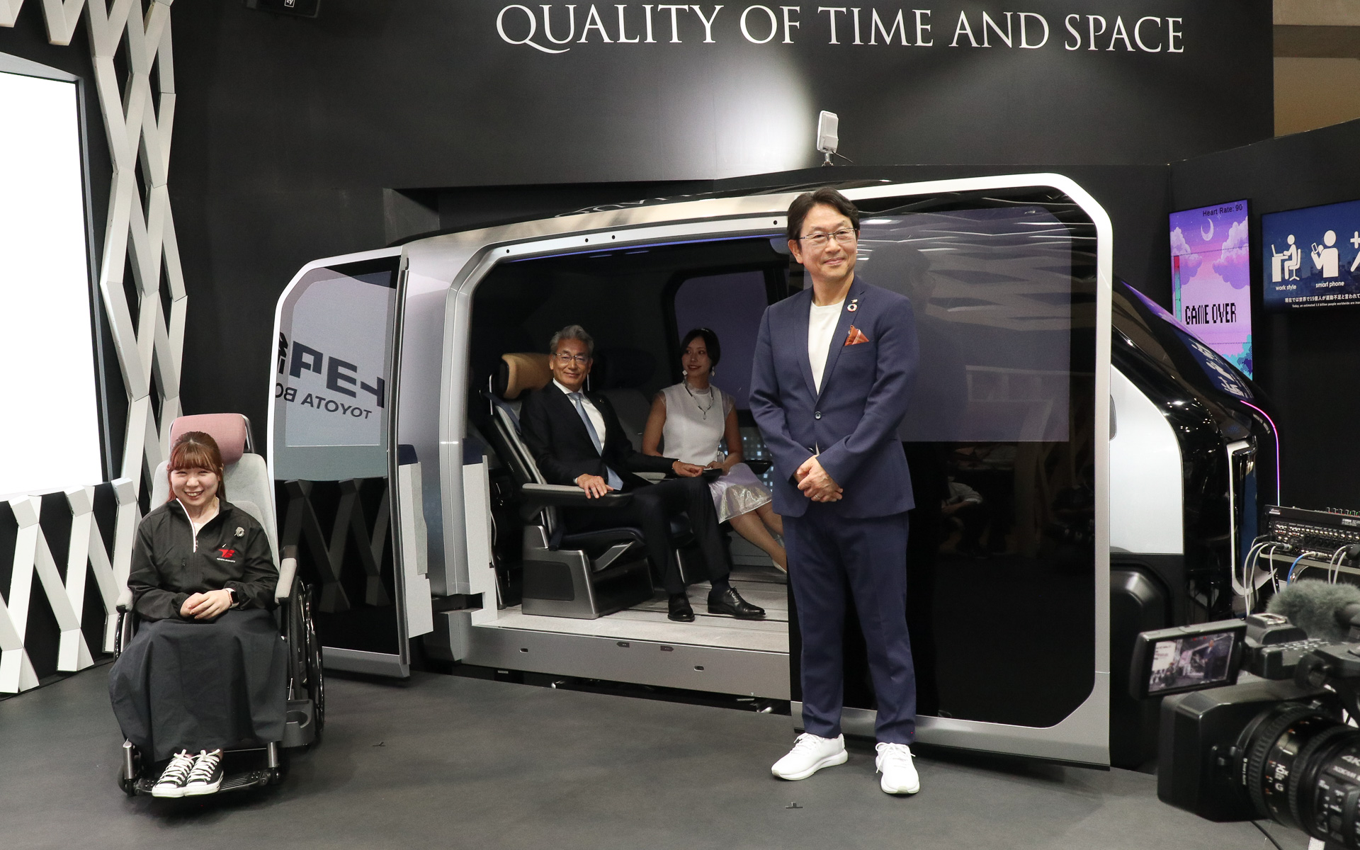 トヨタ紡織ブースでプレスブリーフィング後に行なわれたフォトセッション