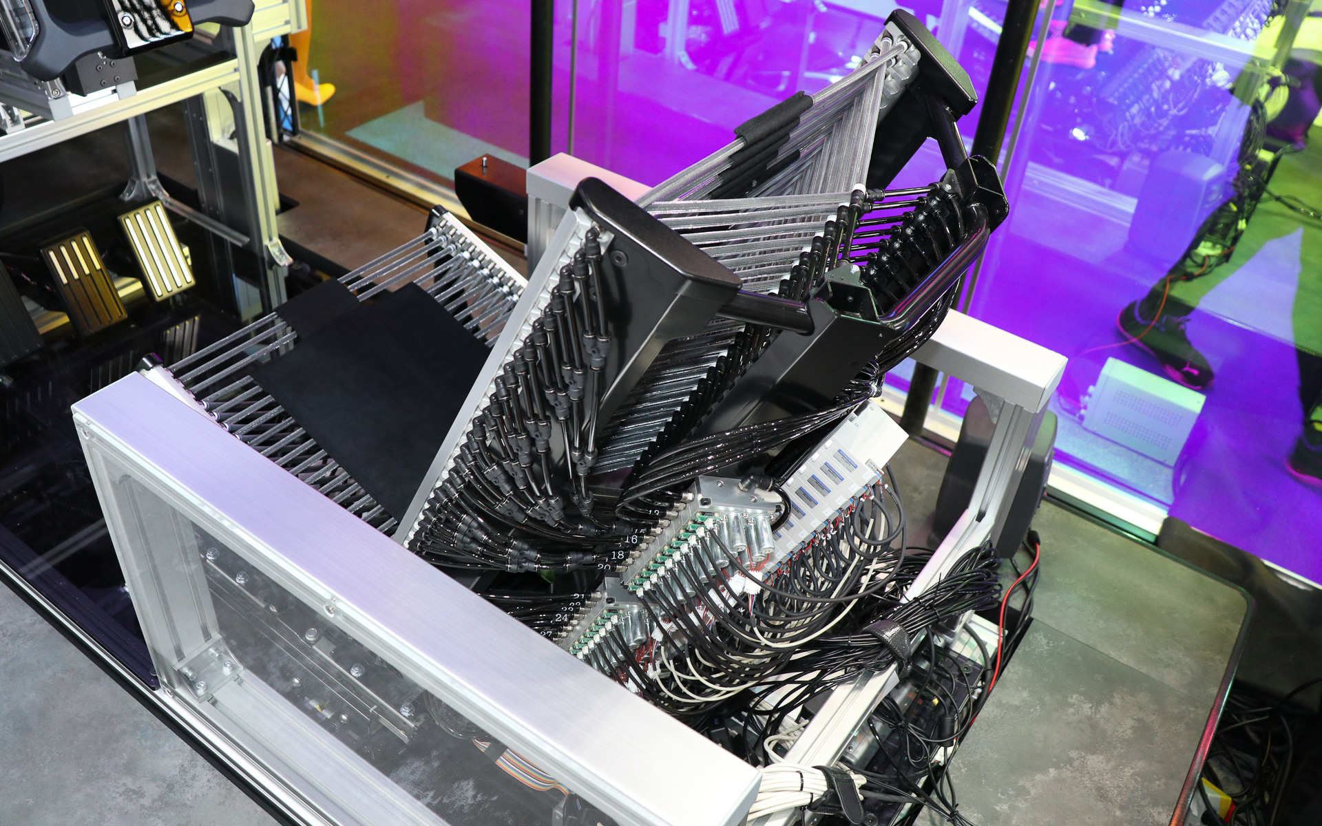 3本の人工筋肉を組み合わせる構造により、体の支え方を変化させられることがポイントになるという