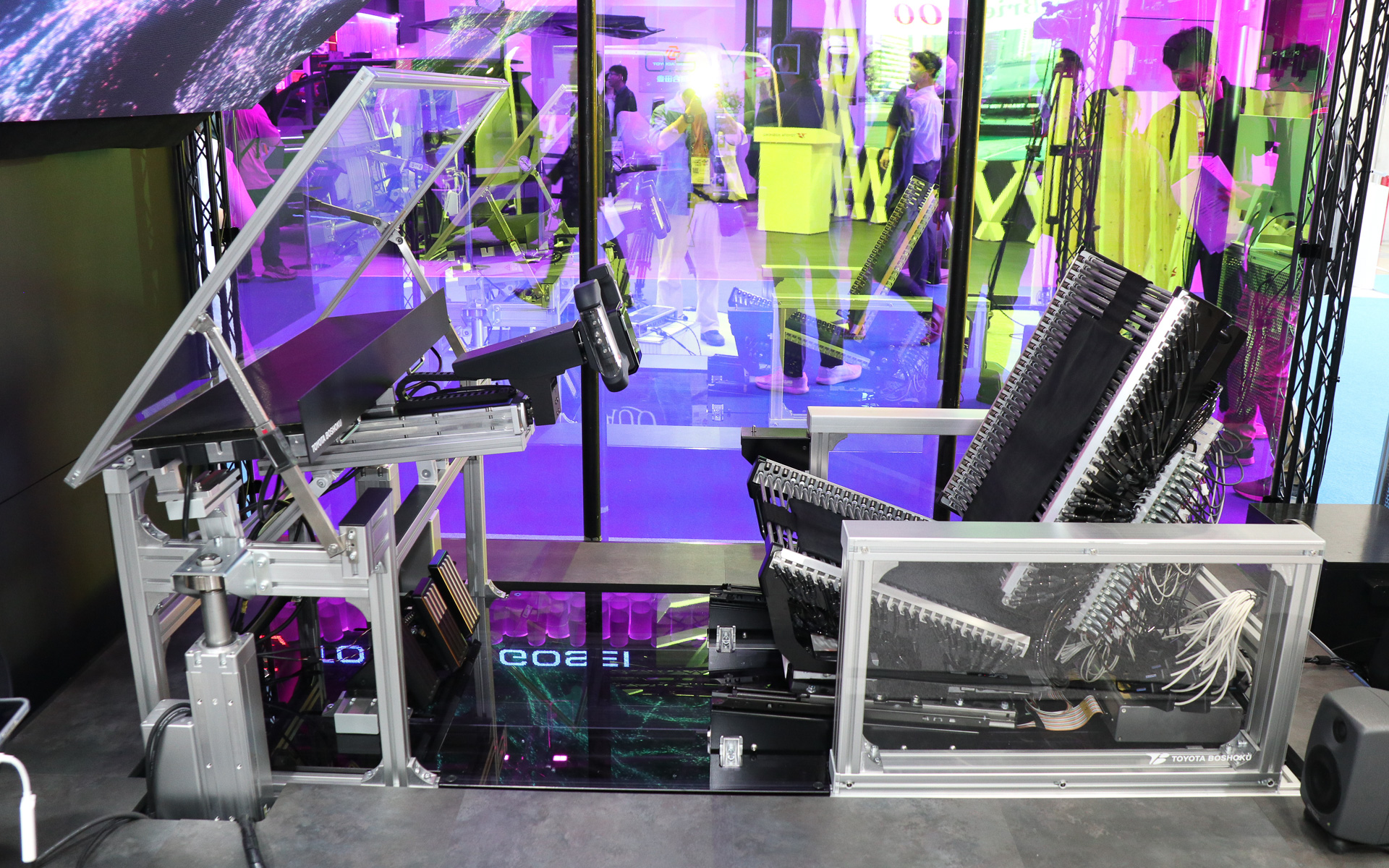 ステアリングとペダル類も用意して、走行シーンに合わせたVODY2.0の動き方などを体感する展示となる