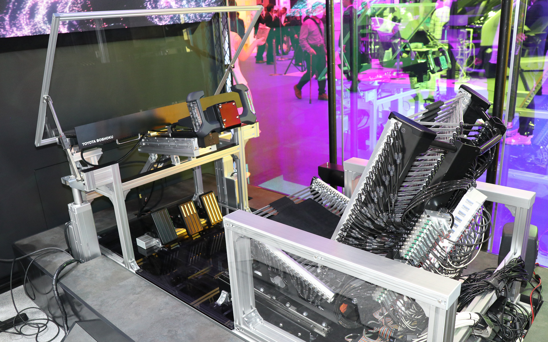 ステアリングとペダル類も用意して、走行シーンに合わせたVODY2.0の動き方などを体感する展示となる