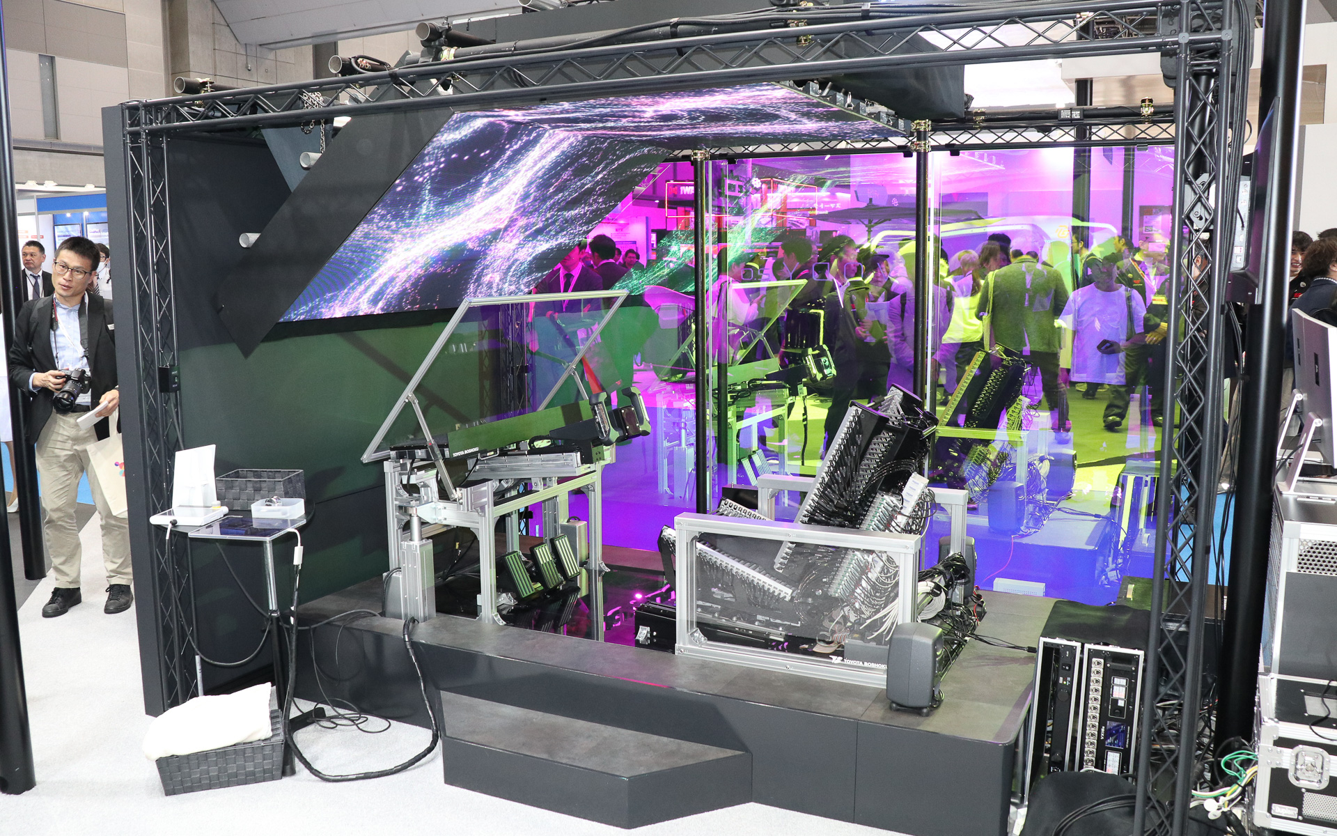 ステアリングとペダル類も用意して、走行シーンに合わせたVODY2.0の動き方などを体感する展示となる