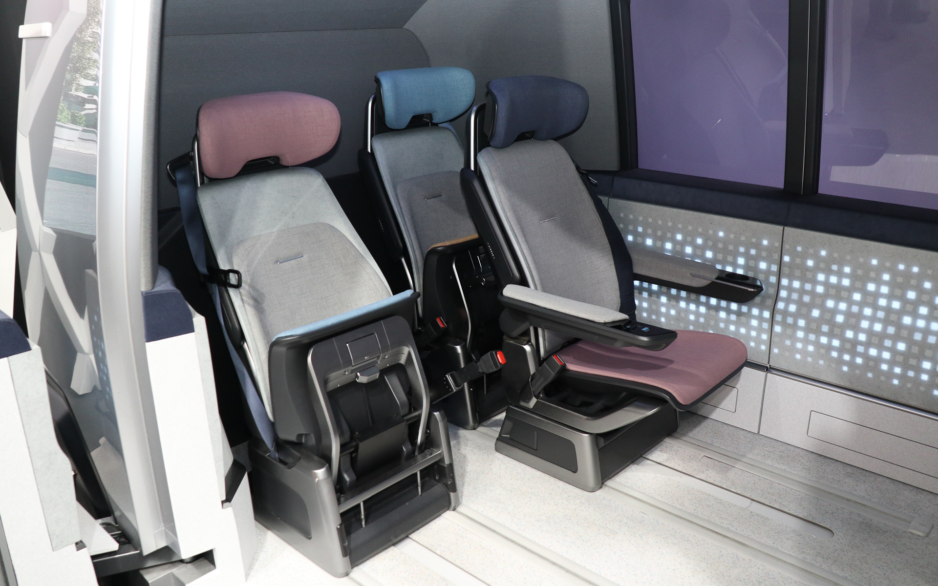 車いす仕様の「MX Access」モード。シートの座面を跳ね上げた下にある2本の金属バーを使って簡単に車いすを固定できるようになっている