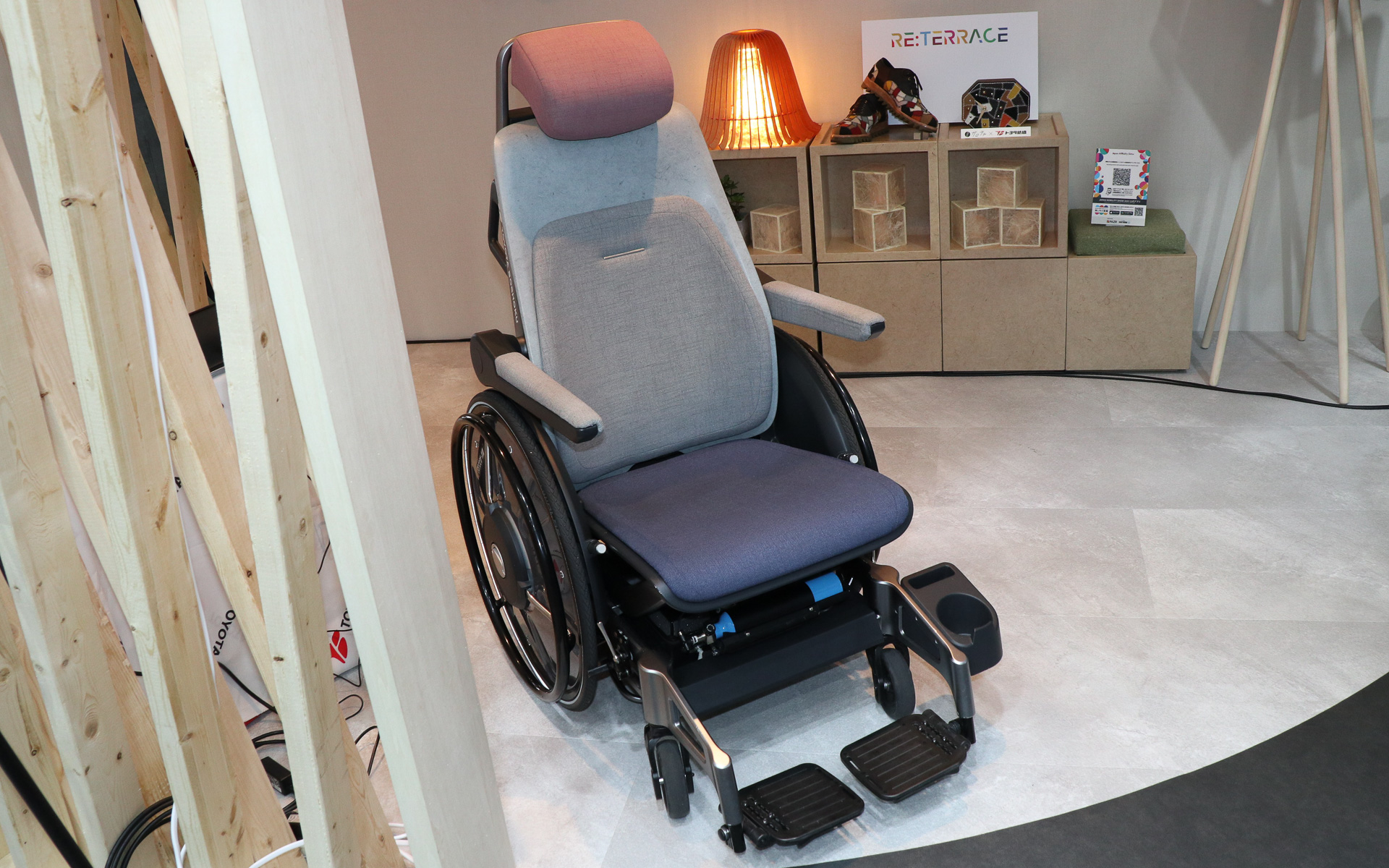 MX221向けに開発された専用車いす。座面下に設置された小型低圧水素タンクから水素が供給され、FC（燃料電池）システムで発電した電力で坂道走行などをアシストする電動アシスト機能を備えている