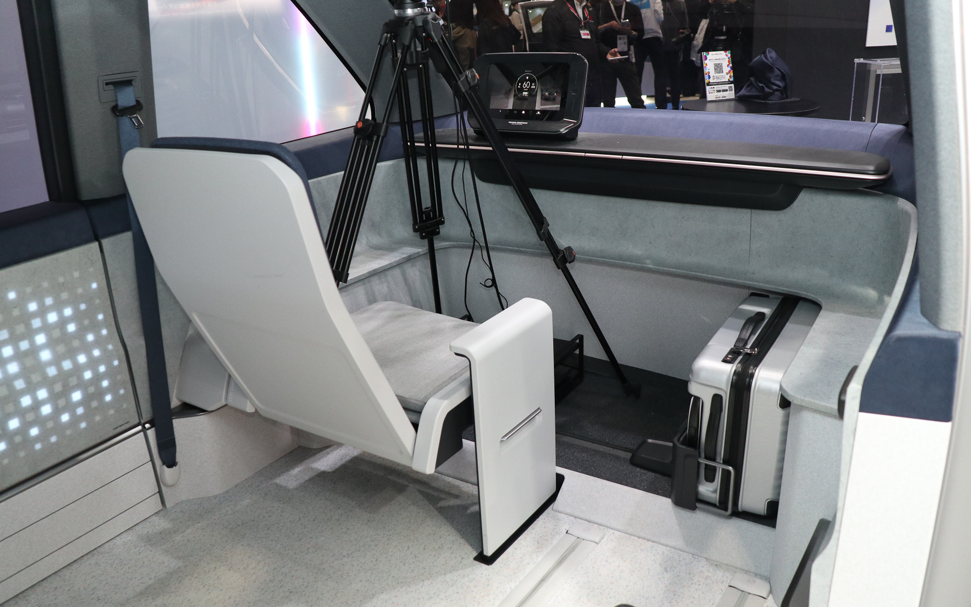 車両の前方側にはオペレーター用の席や車両ステータスなどを表示するディスプレイが設置されている