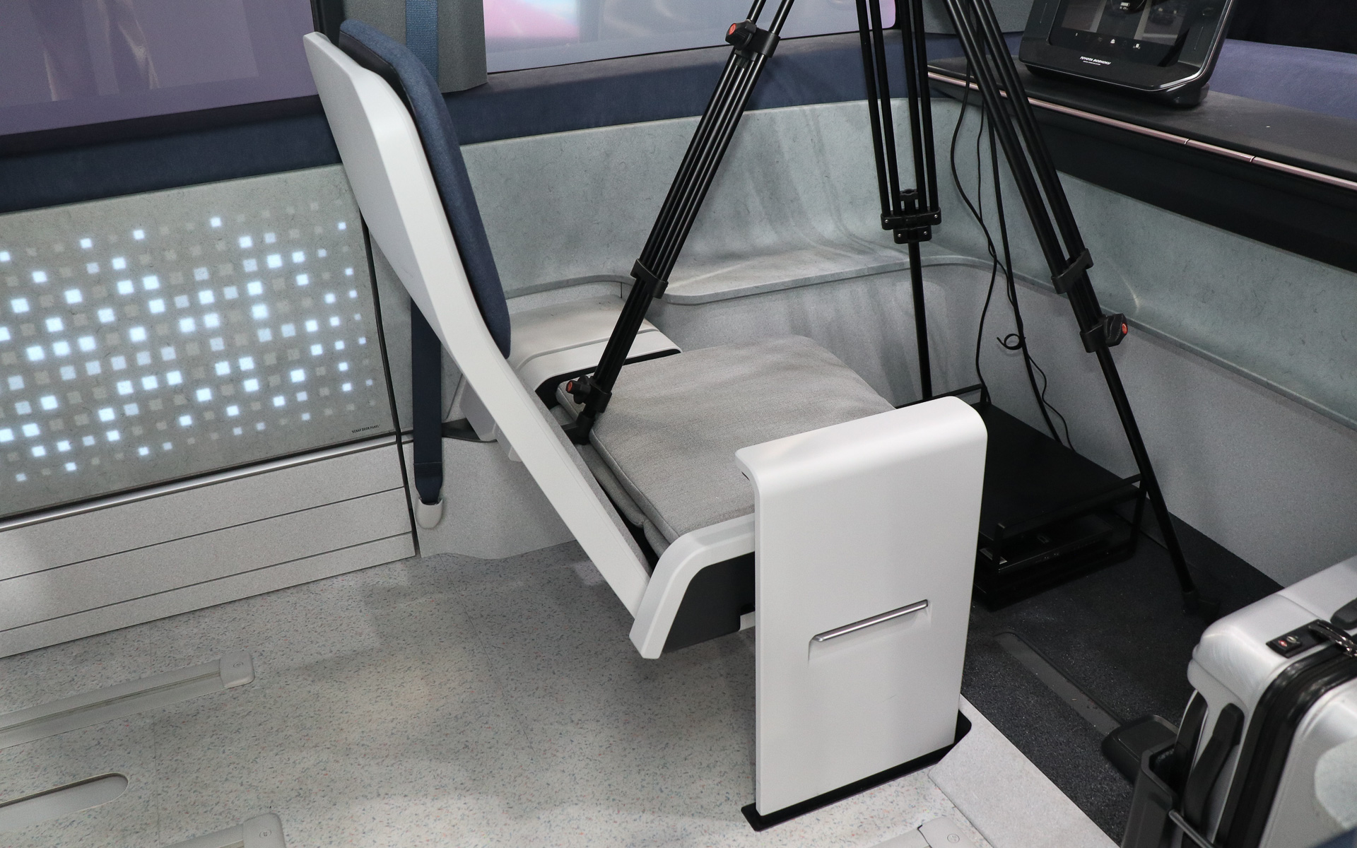 車両の前方側にはオペレーター用の席や車両ステータスなどを表示するディスプレイが設置されている