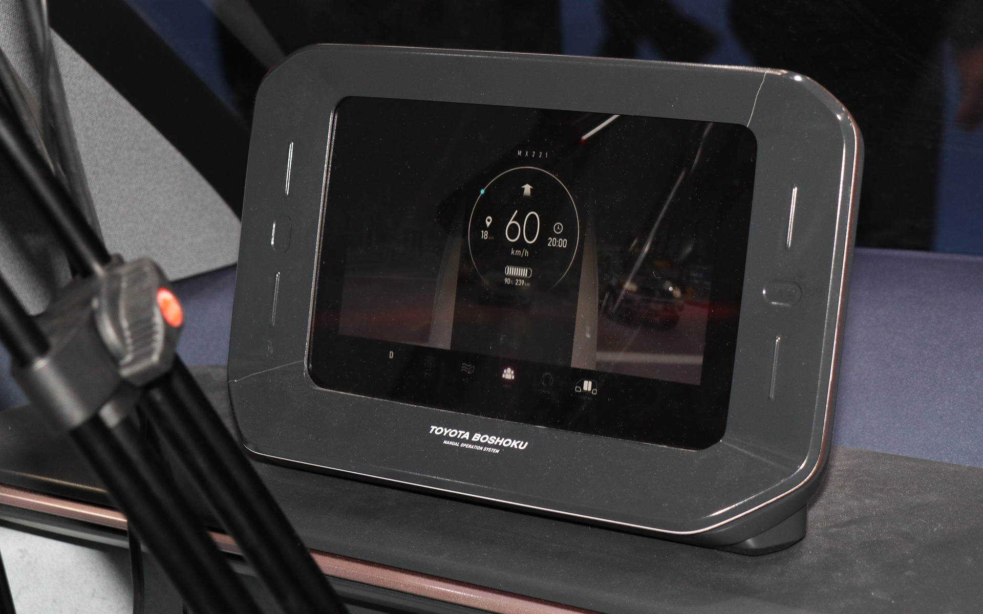 車両の前方側にはオペレーター用の席や車両ステータスなどを表示するディスプレイが設置されている