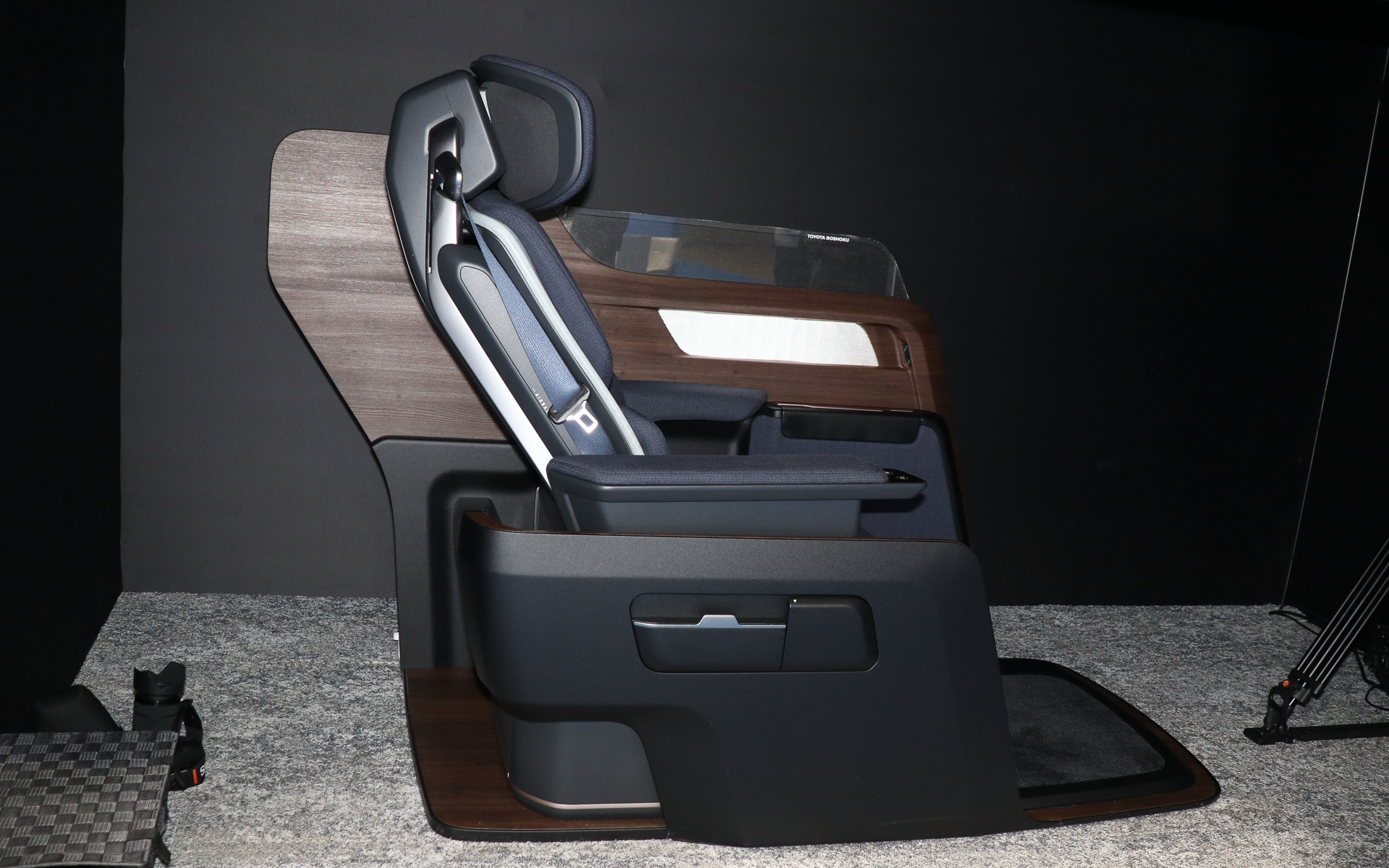 左手側にパーティションを備える右席。左席は反対側の右手側にパーティションが設定される