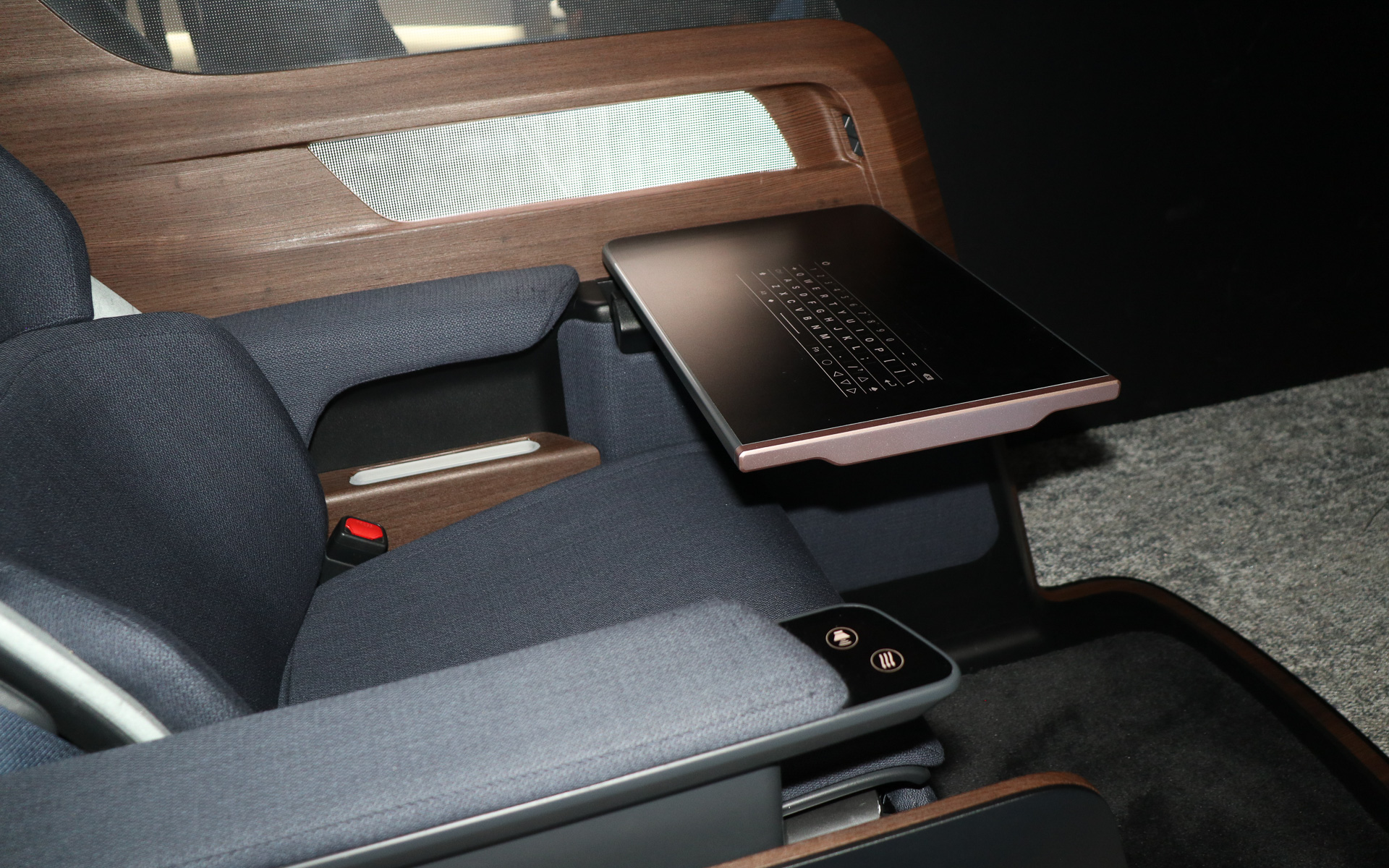 作業用の格納式テーブルも装備している