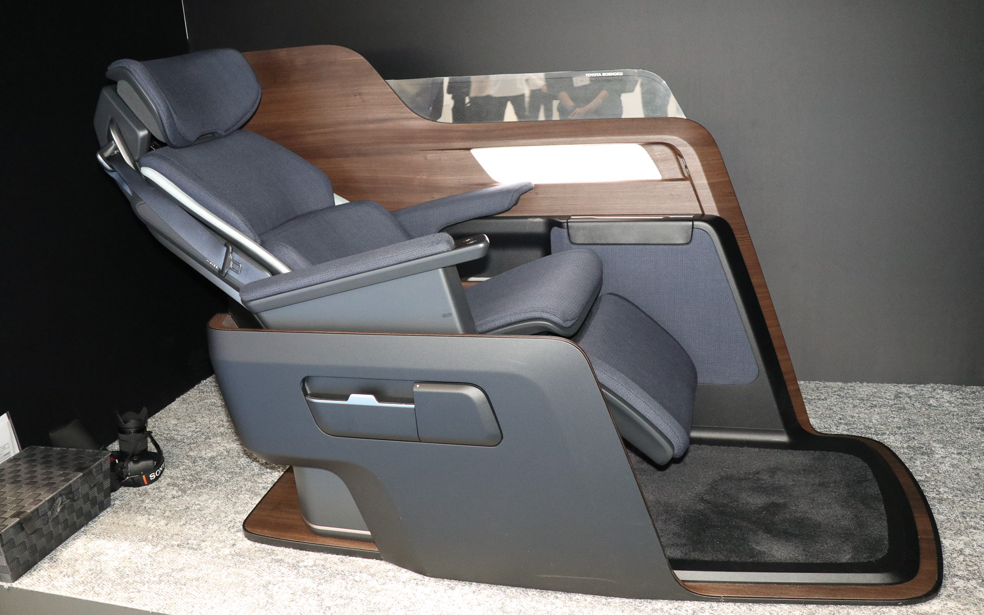 座る人の体が水平に近くなる仮眠モード。シートと連動する肘置きの角度も入眠のポイントになるとのこと