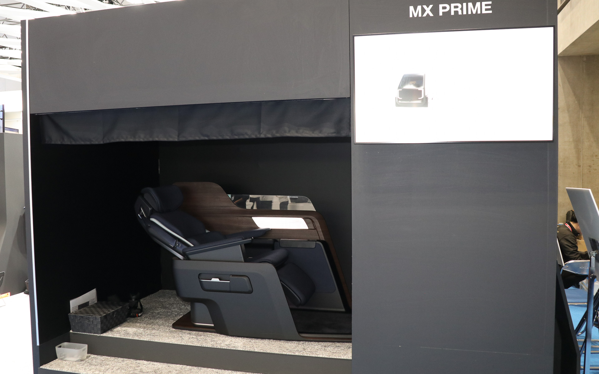 座る人の体が水平に近くなる仮眠モード。シートと連動する肘置きの角度も入眠のポイントになるとのこと