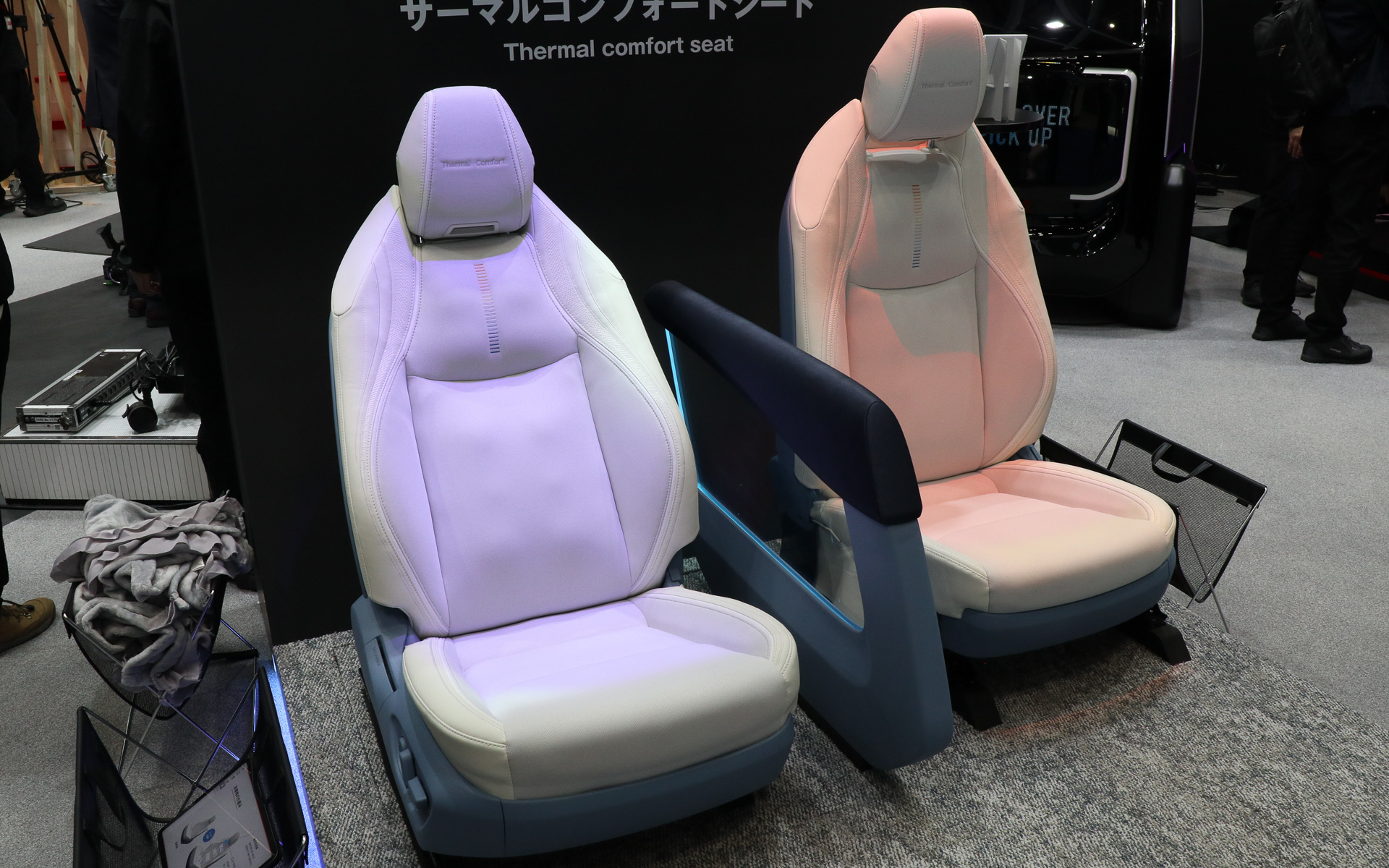 シート表皮の色自体は白だが、ルーフから色違いの光を当てて作動状況を表現。左は冷房状態、右は暖房状態