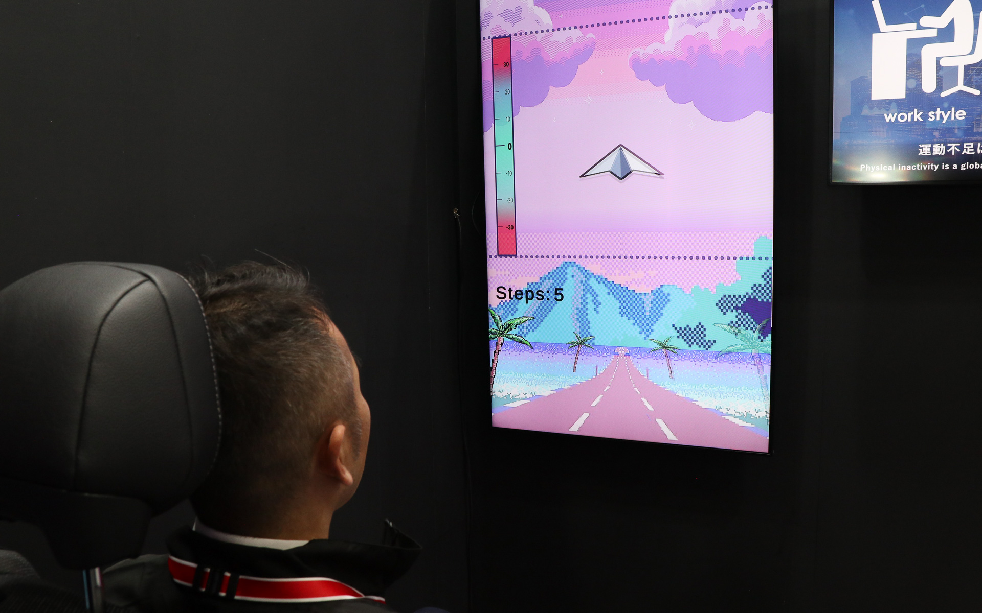 ブース展示では、スライダーを動かして紙飛行機が墜落しないよう維持するミニゲームが用意されていた